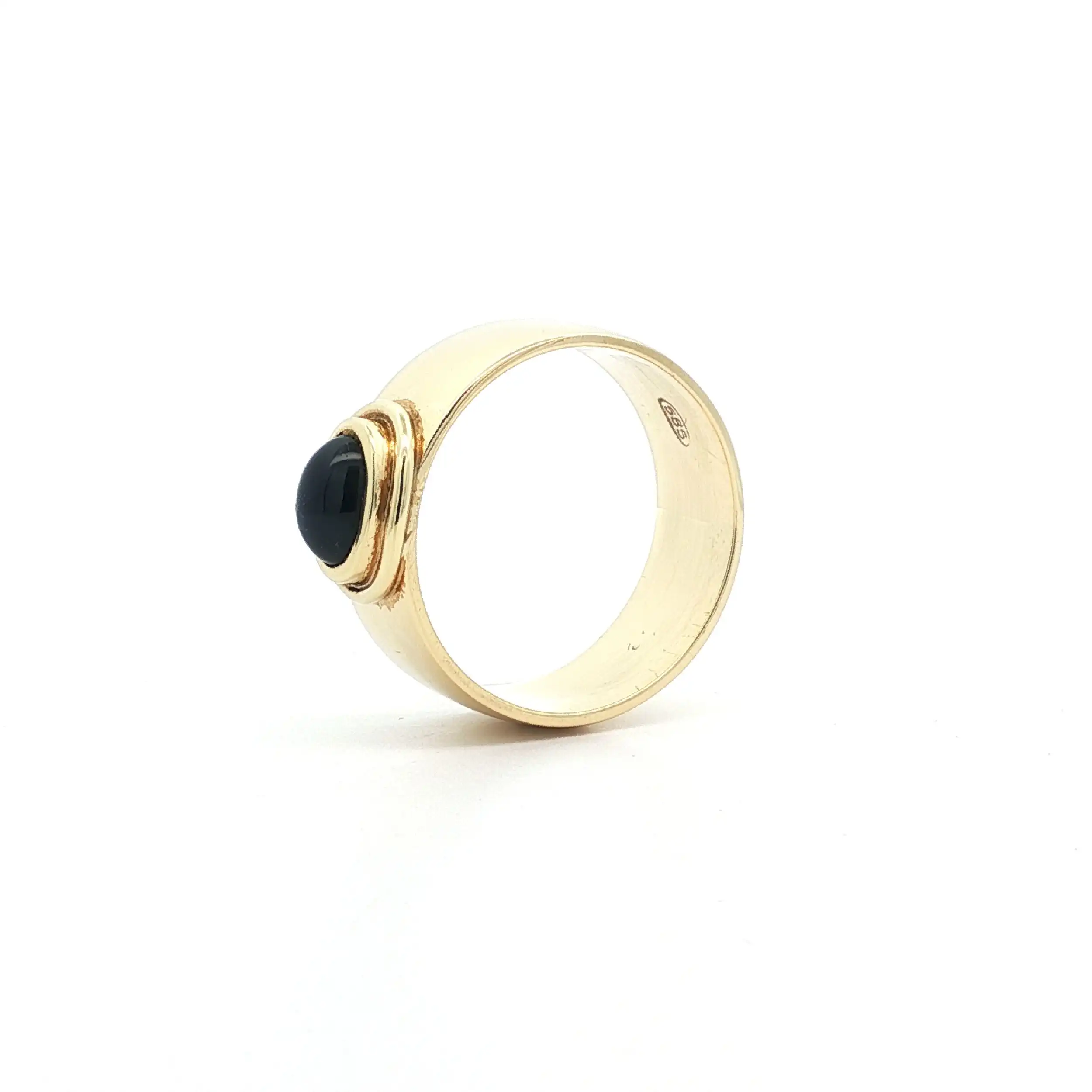 Ring Gelbgold mit Saphir Cabochon Ring Gelbgold mit Saphir Cabochon