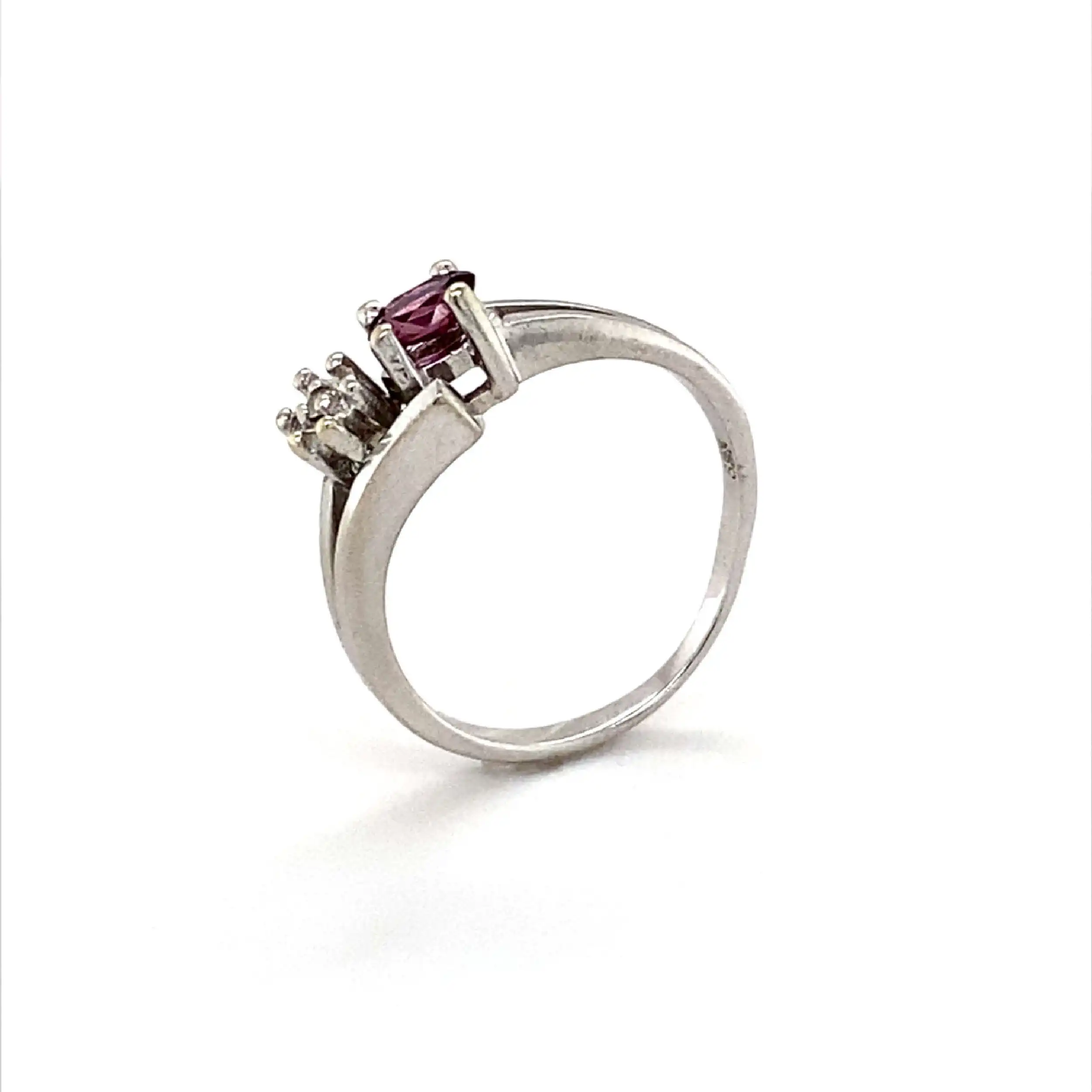Ring Weißgold mit Synthetischen Korund und Diamanten Ring Weißgold mit Synthetischen Korund und Diamanten