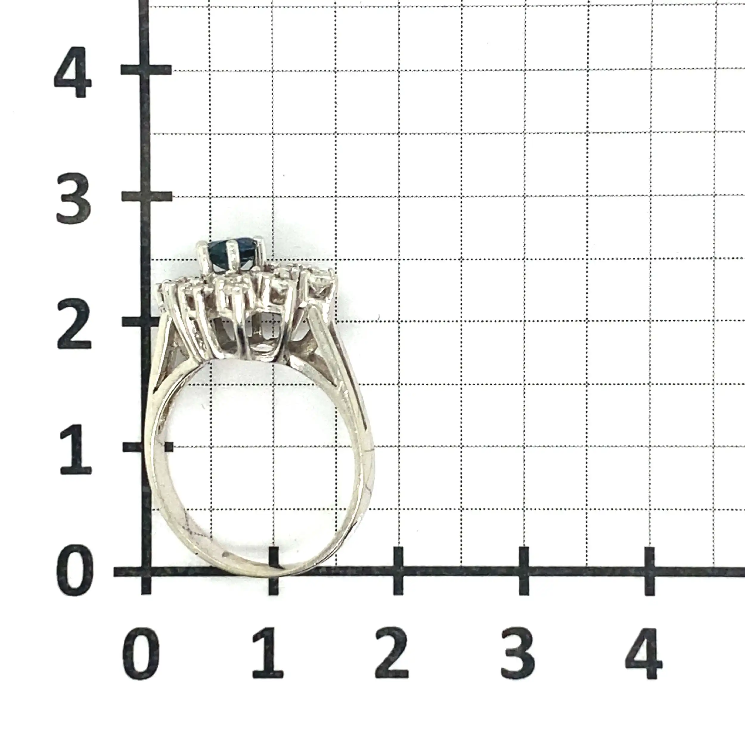 Ring Weißgold mit Saphir und Brillanten, graviert mit 0,64ct