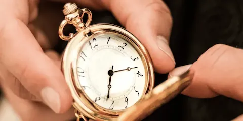 Aufgeklappte Taschenuhr
