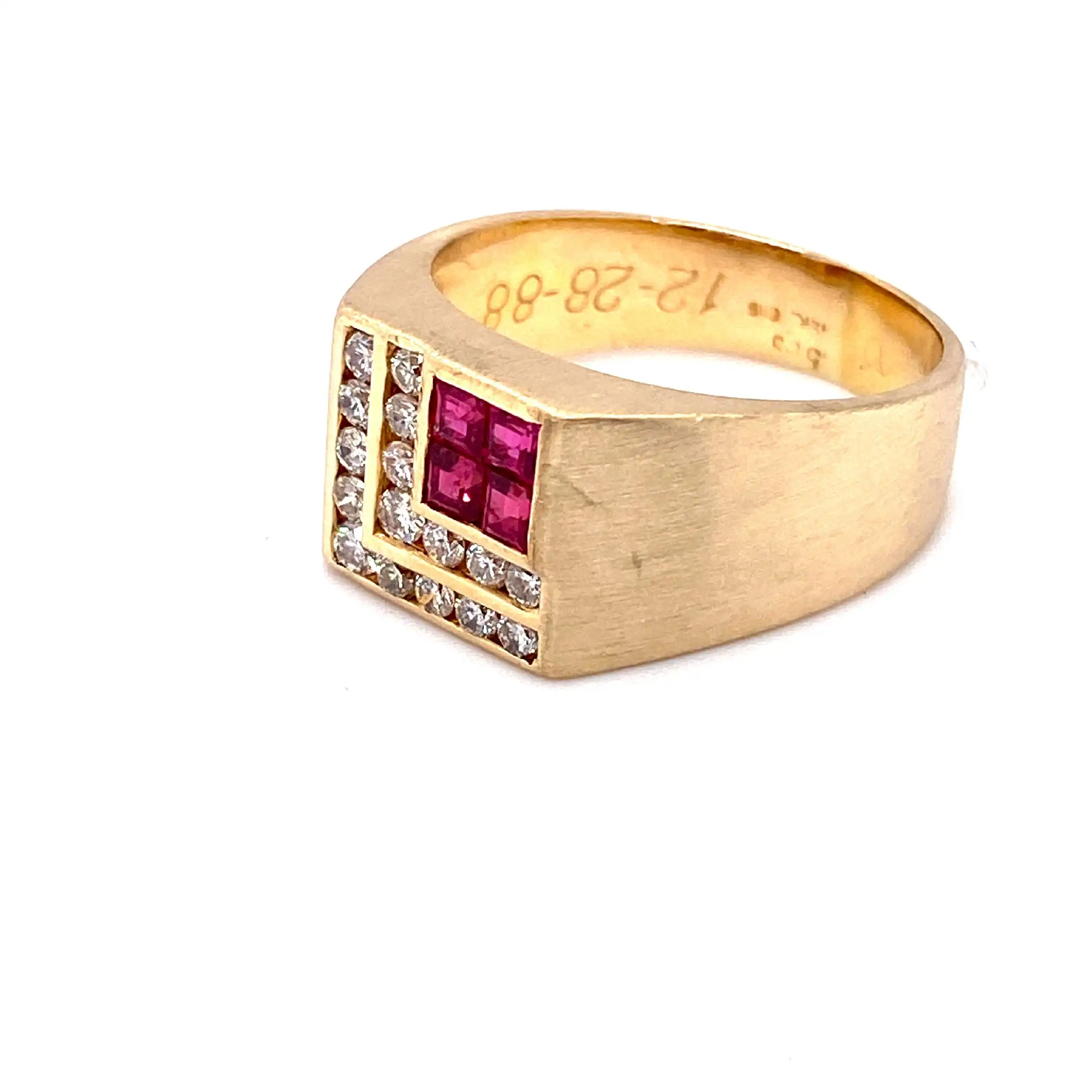 Ring Gelbgold mit Rubinen, graviert mit 0,21ct und Brillanten, graviert mit 0,38ct Ring Gelbgold mit Rubinen, graviert mit 0,21ct und Brillanten, graviert mit 0,38ct