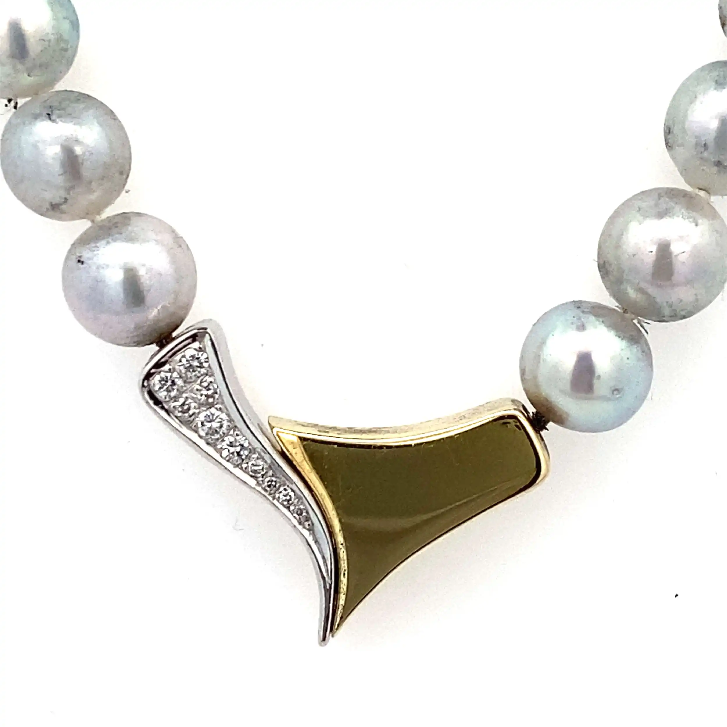 Perlenkette mit Gelbgold Verschluß und Brillantbesatz Perlenkette mit Gelbgold Verschluß und Brillantbesatz
