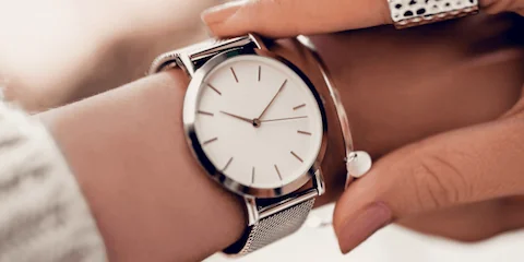Armbanduhr am Handgelenk Armbanduhr am Handgelenk