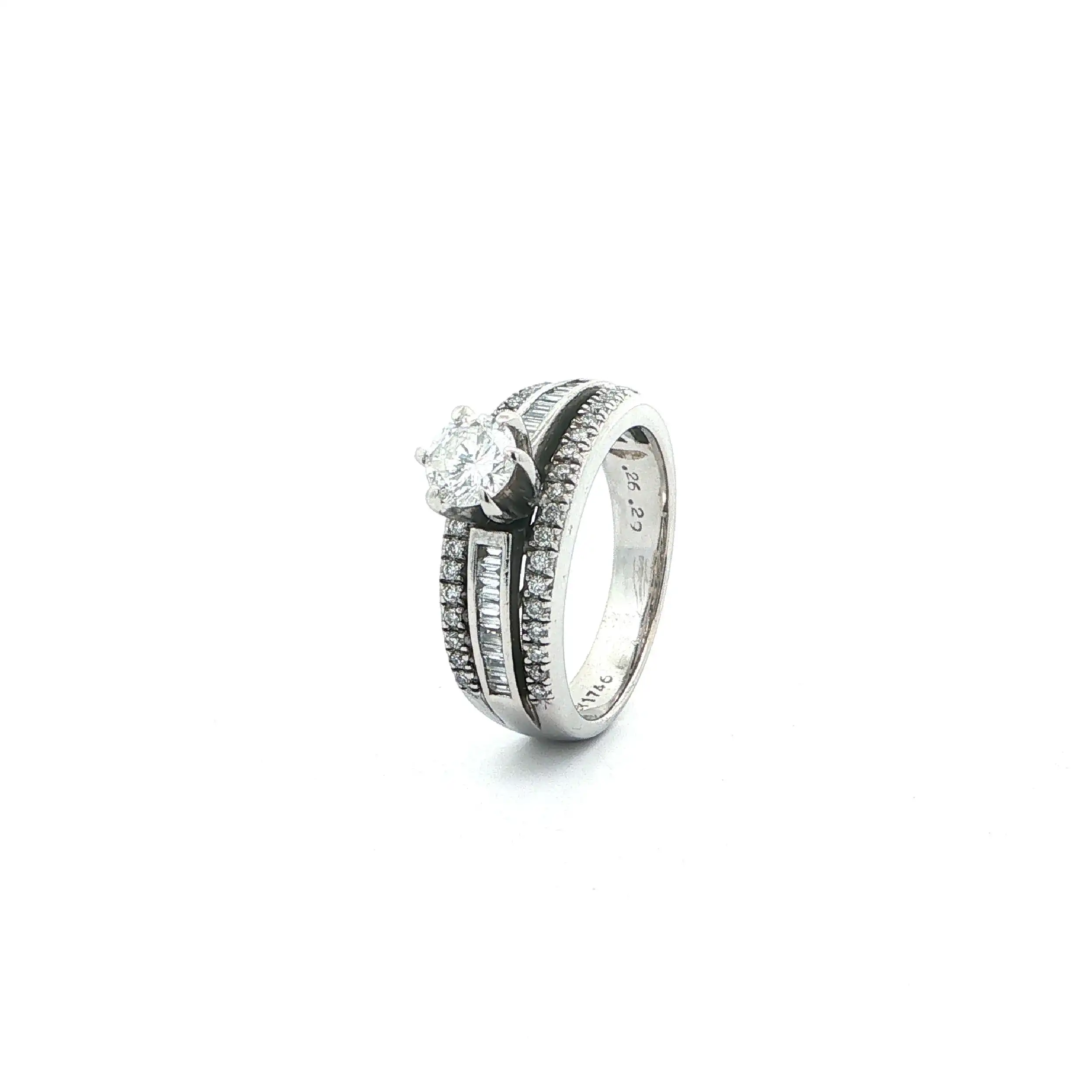 Ring Weißgold mit Brillanten, graviert mit 0,29ct. & 0,26ct. Ring Weißgold mit Brillanten, graviert mit 0,29ct. & 0,26ct.
