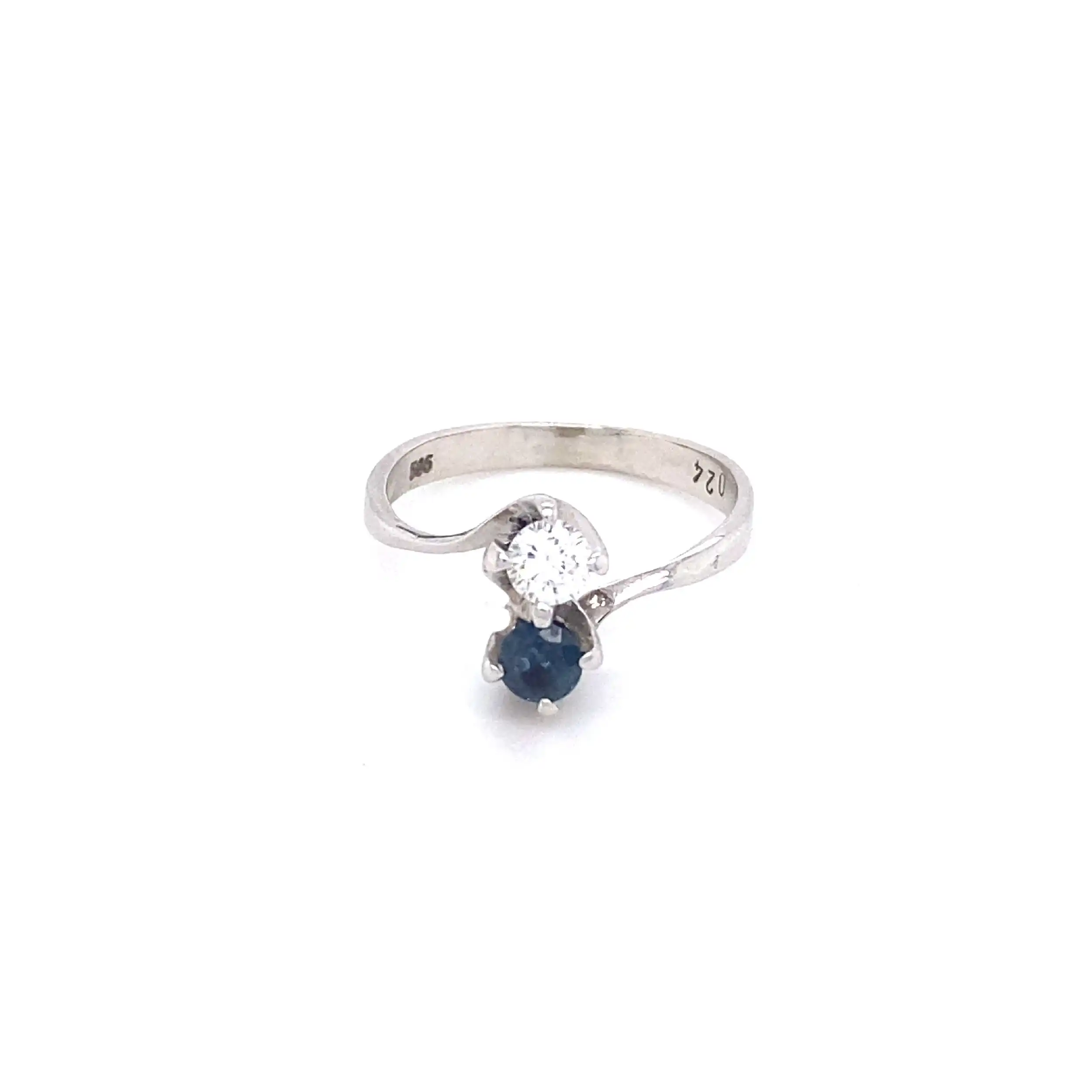 Ring Weißgold mit Saphir und Brillant, graviert mit 0,24ct.