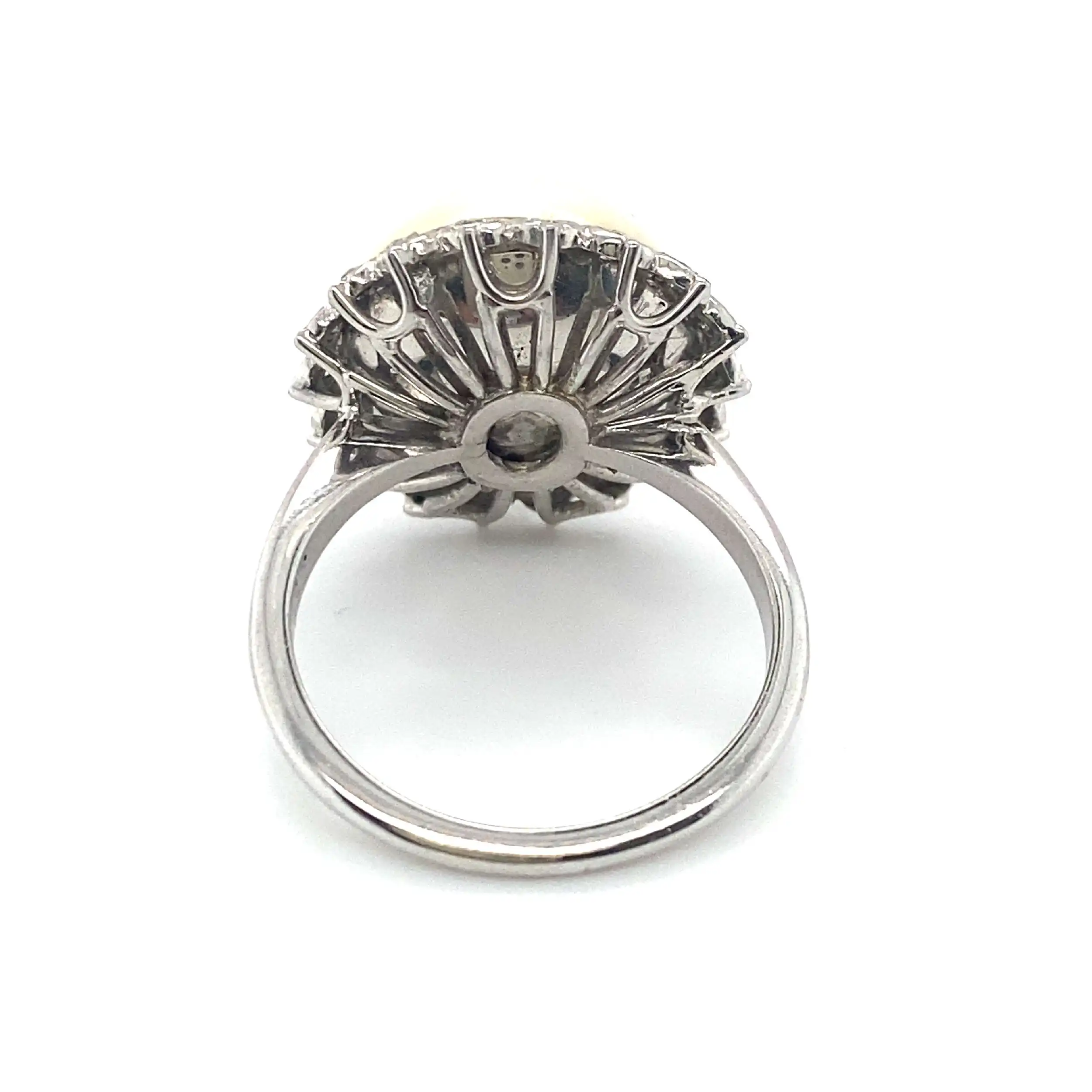 Ring Weißgold mit Marbé-Perle und 18 Diamanten Ring Weißgold mit Marbé-Perle und 18 Diamanten