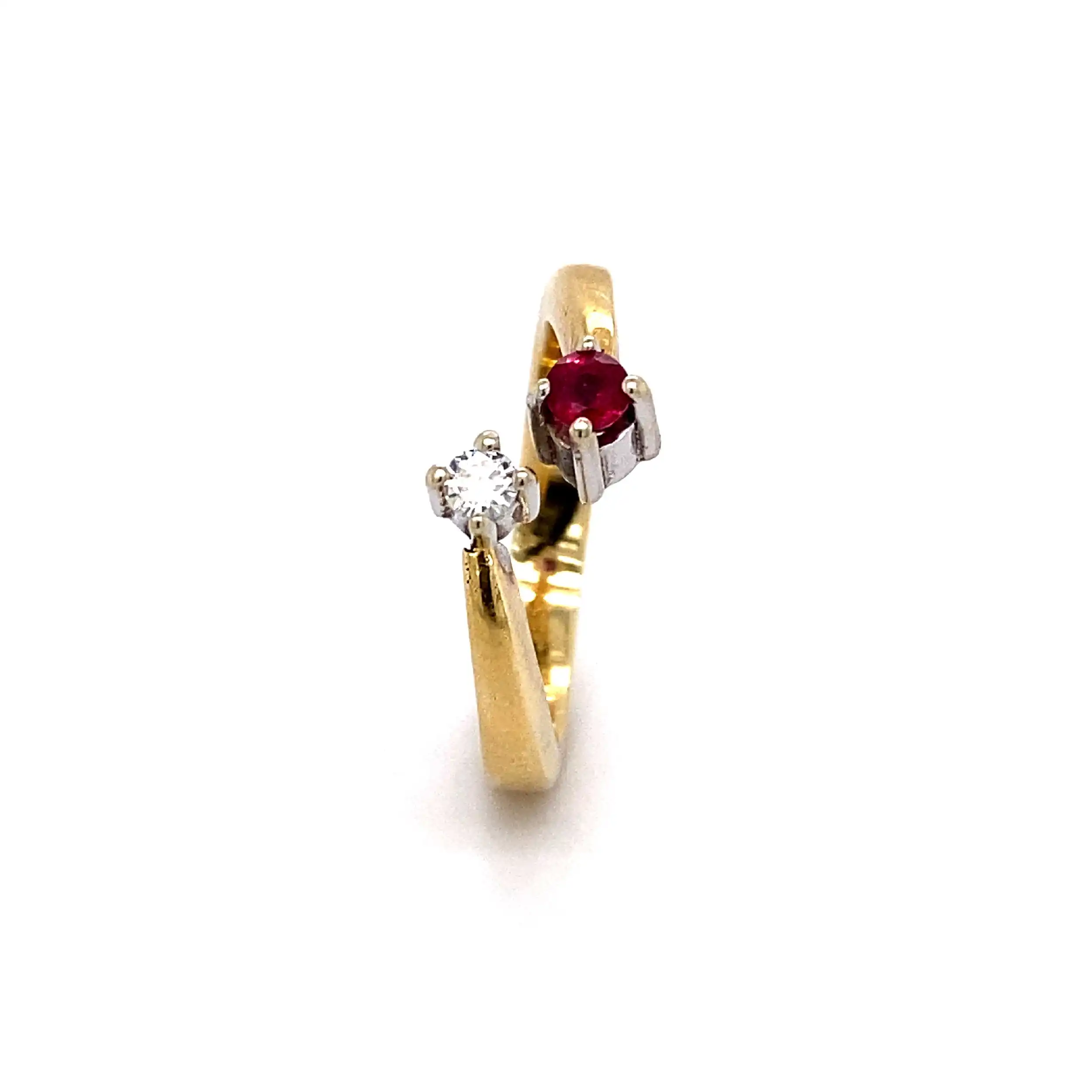 Ring Gelbgold mit rotem Farbstein und Brillant Ring Gelbgold mit rotem Farbstein und Brillant