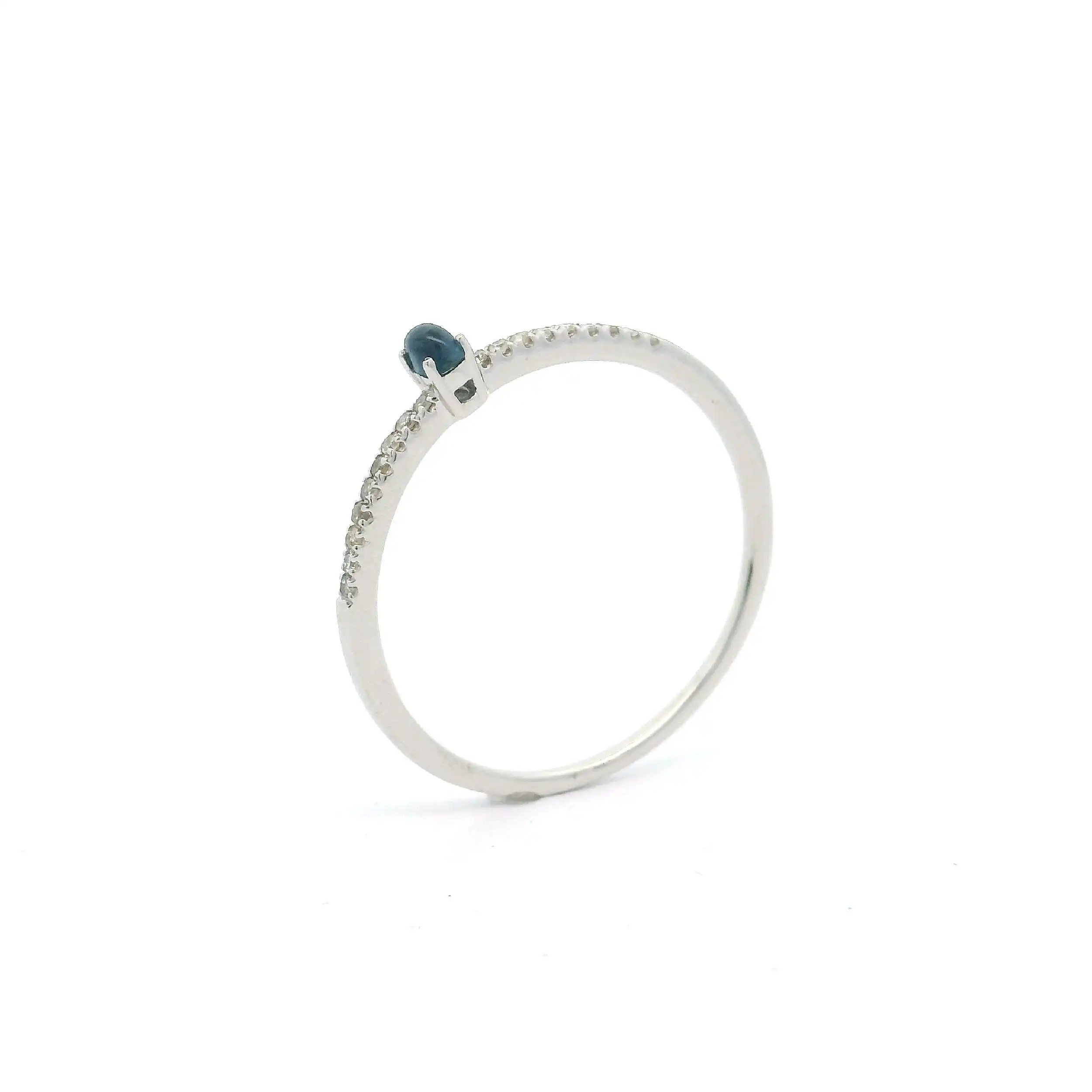 Ring Weißgold mit Saphir Cabochon & Diamanten, graviert mit 0,05ct.