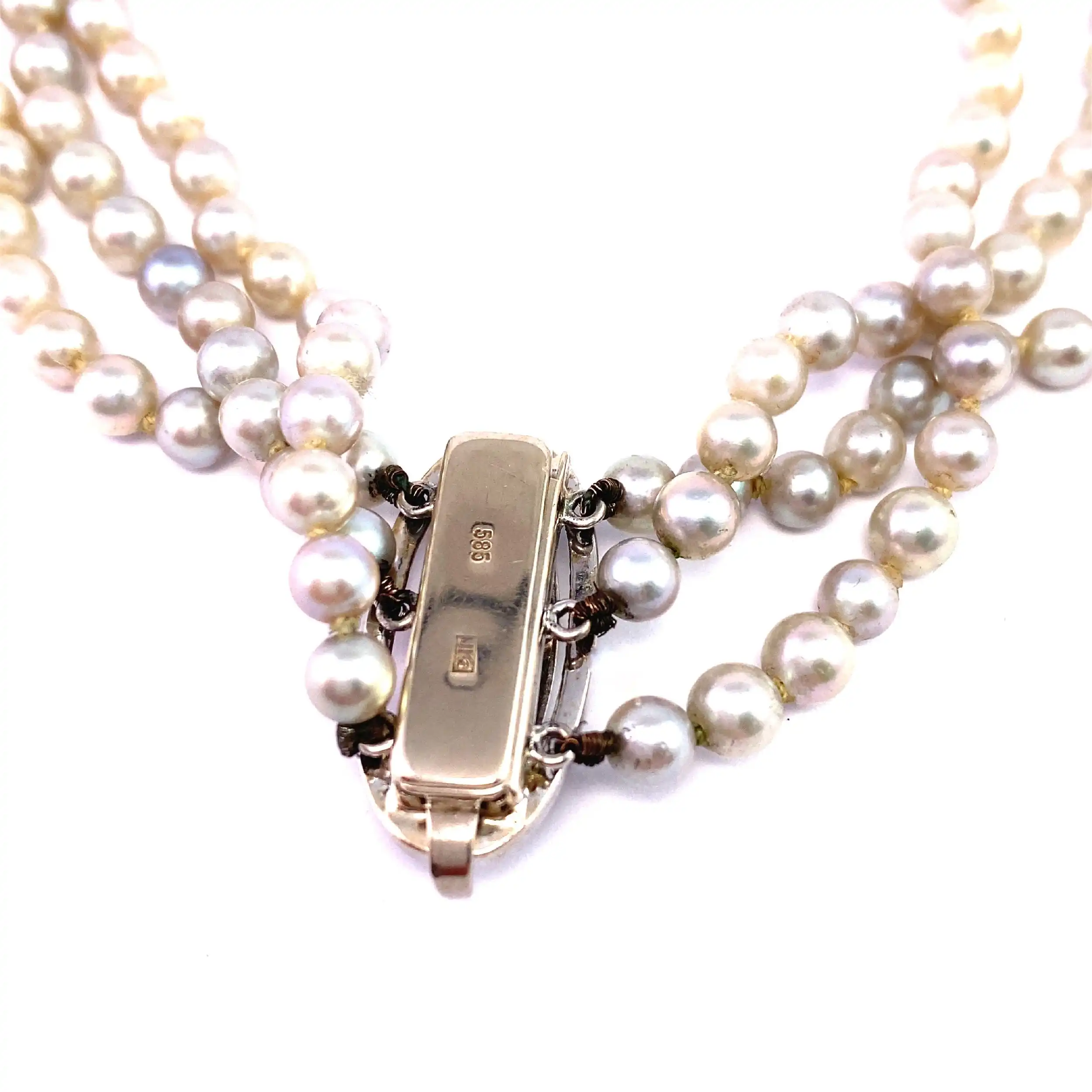 Perlenkette 3-reihig mit Weißgold Schloss mit Diamanten Perlenkette 3-reihig mit Weißgold Schloss mit Diamanten