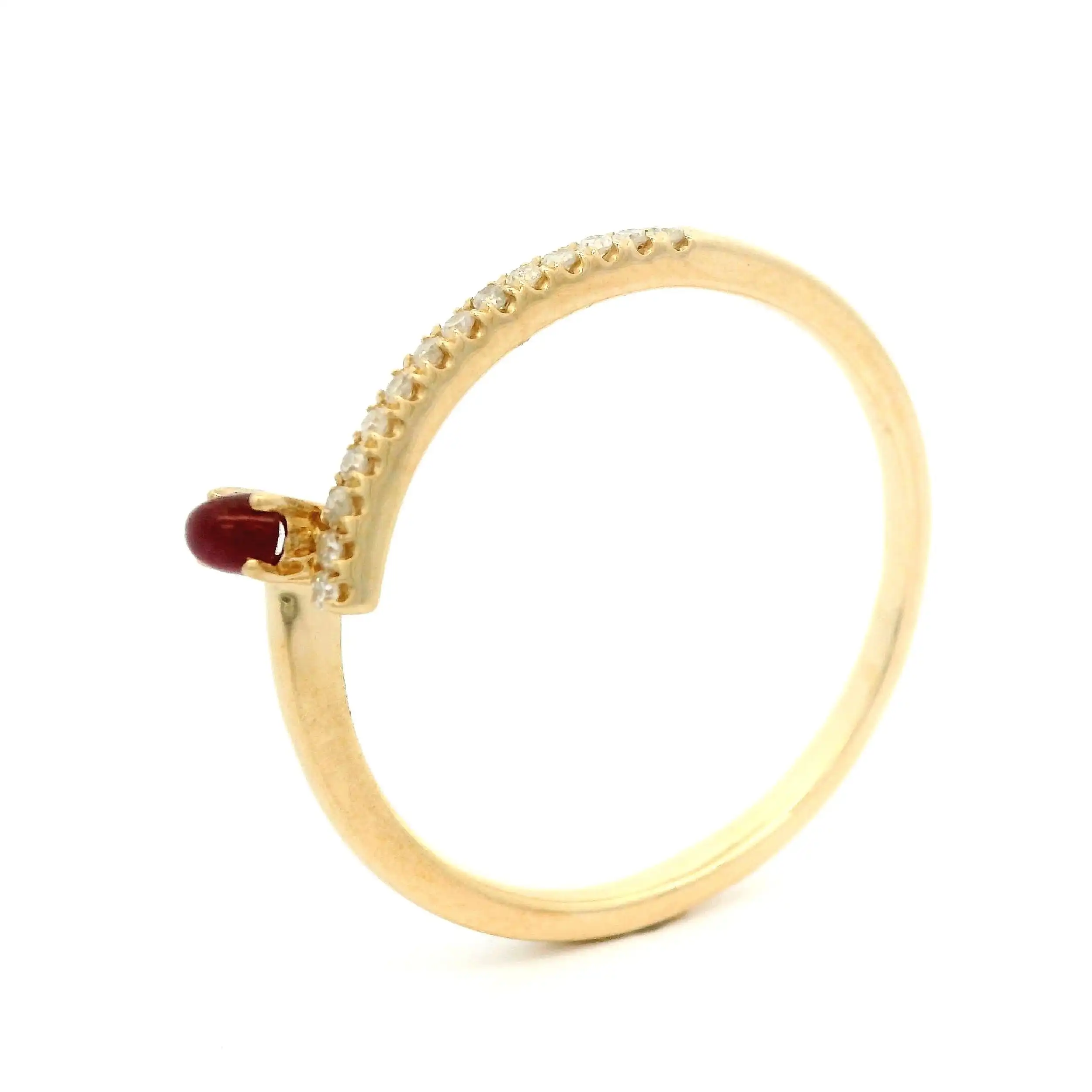 Ring Gelbgold mit Diamanten und Rubin Cabochon