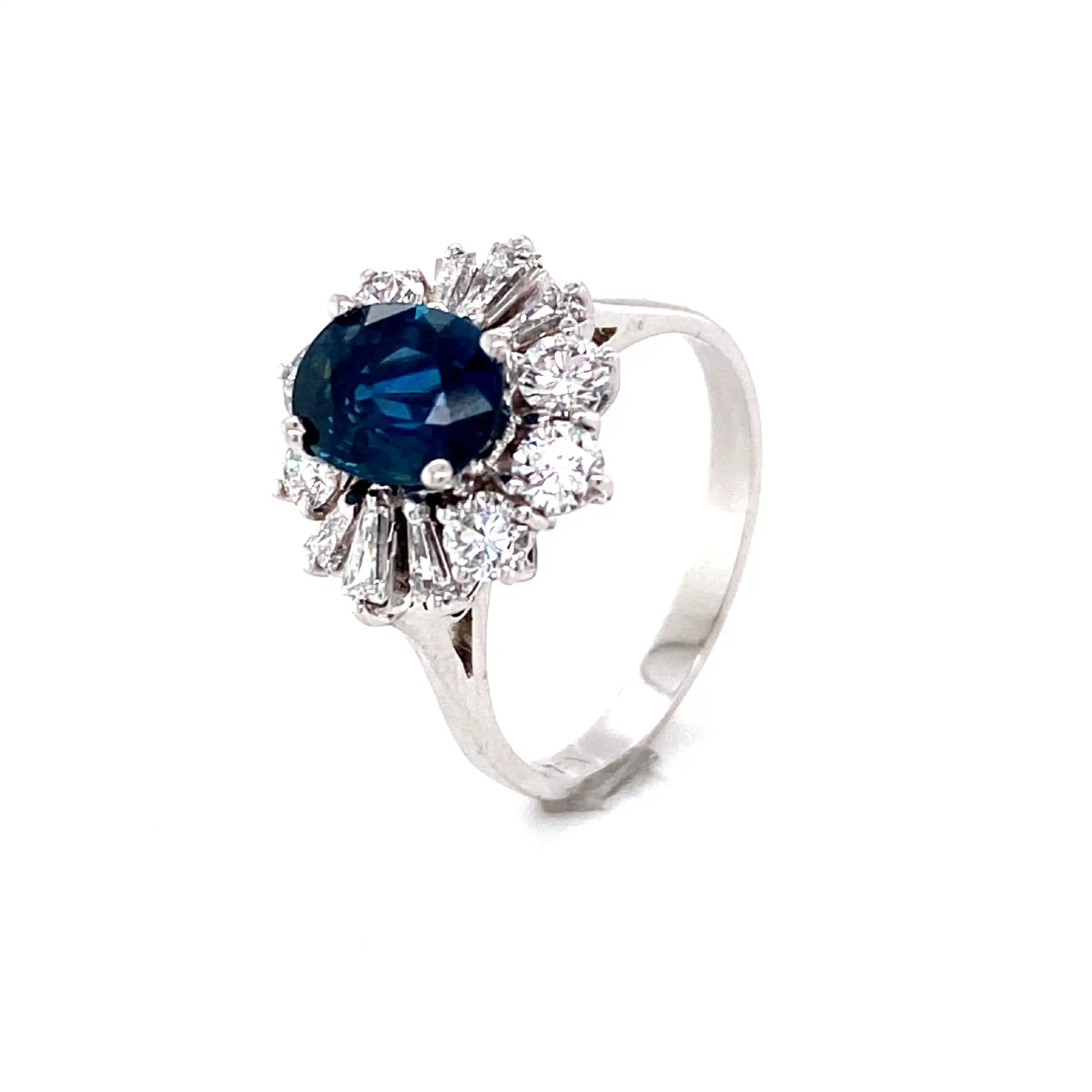 Ring Weißgold mit Saphir, Trapez Diamanten und Brillanten, mit EPL Expertise Ring Weißgold mit Saphir, Trapez Diamanten und Brillanten, mit EPL Expertise