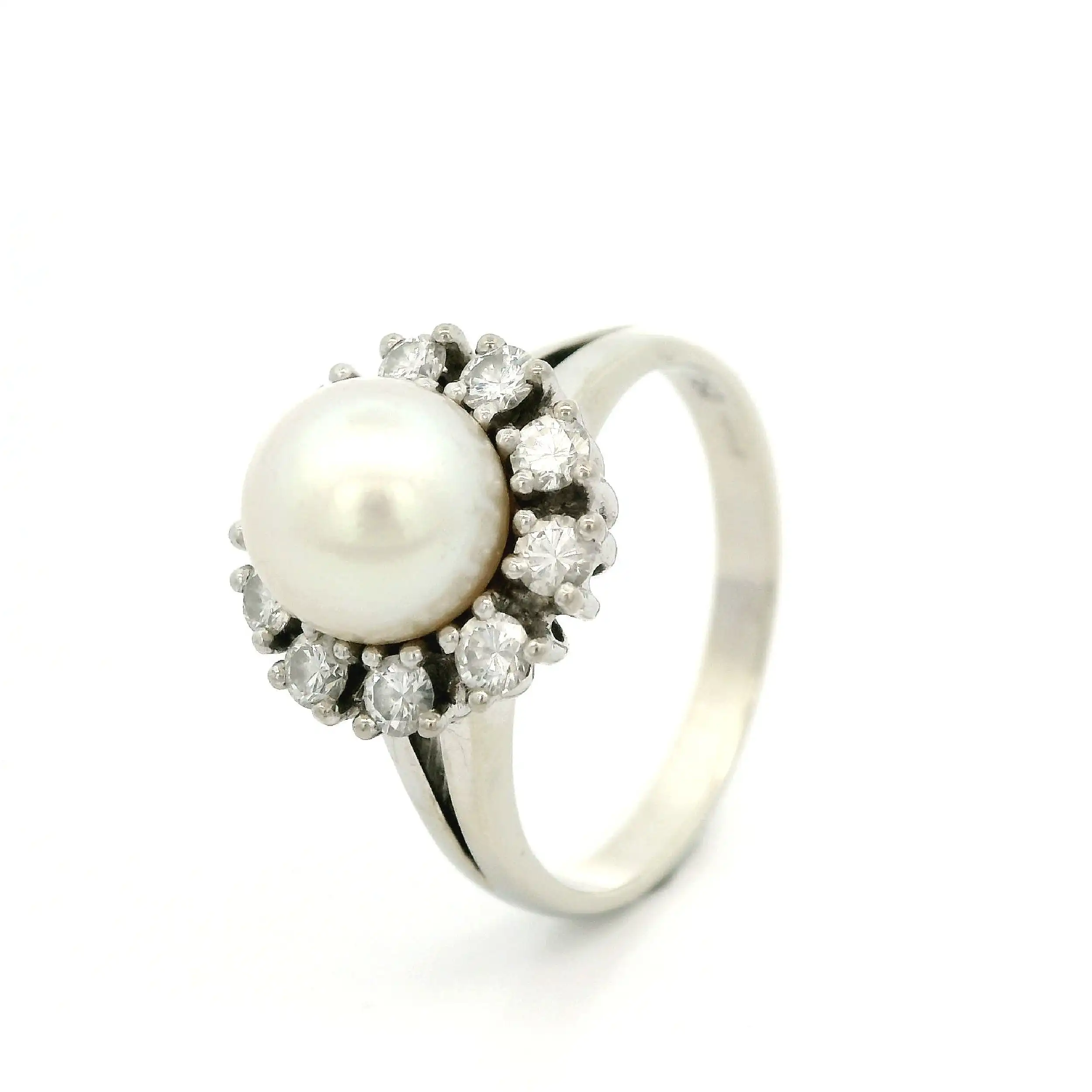 Ring Weißgold mit Brillanten und Akoyaperle Ring Weißgold mit Brillanten und Akoyaperle
