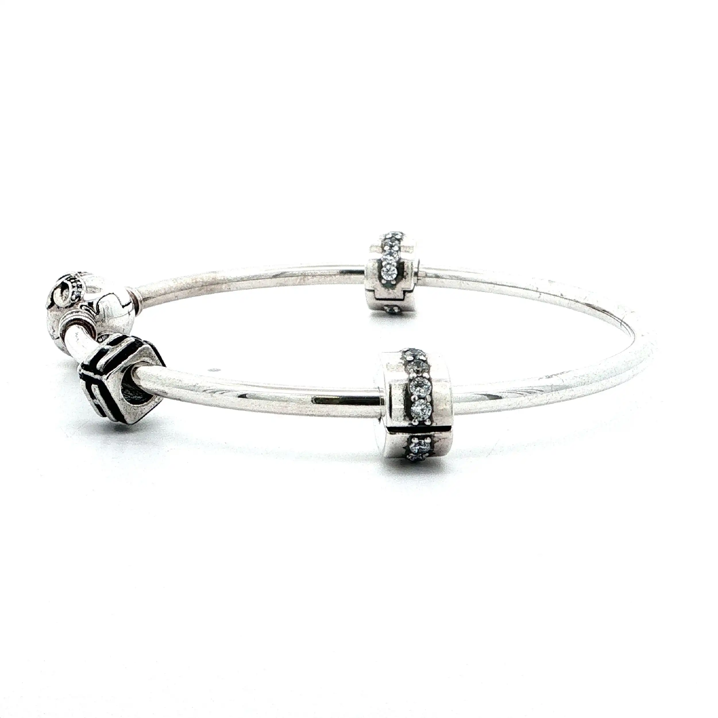 Armreif Silber Pandora mit 2 Charms, 1 Charm "H" nicht von Pandora