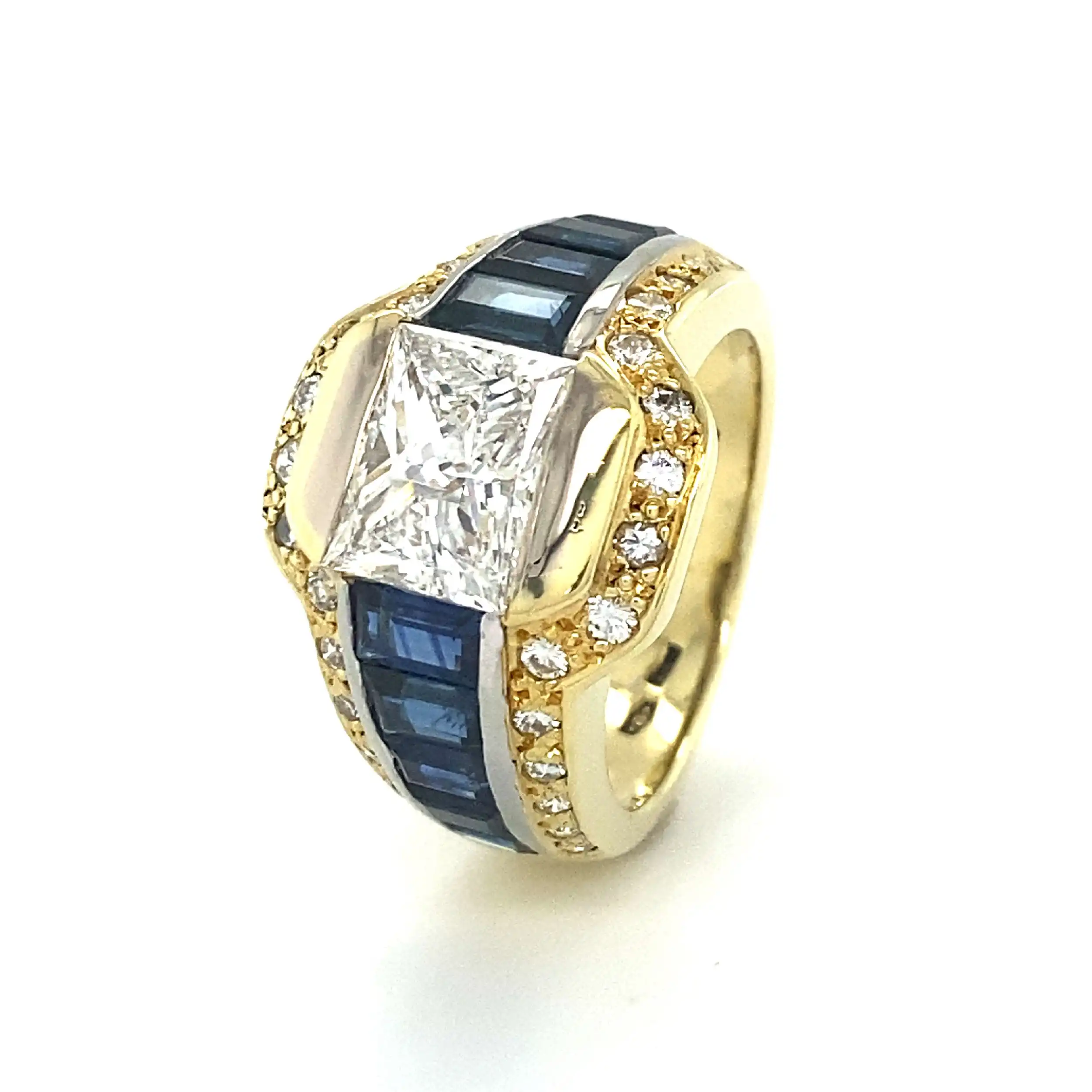 Herrenring mit Princess Diamant, Saphiren und Brillanten, mit DeGEB Gutachten 22.100 Euro Herrenring mit Princess Diamant, Saphiren und Brillanten, mit DeGEB Gutachten 22.100 Euro