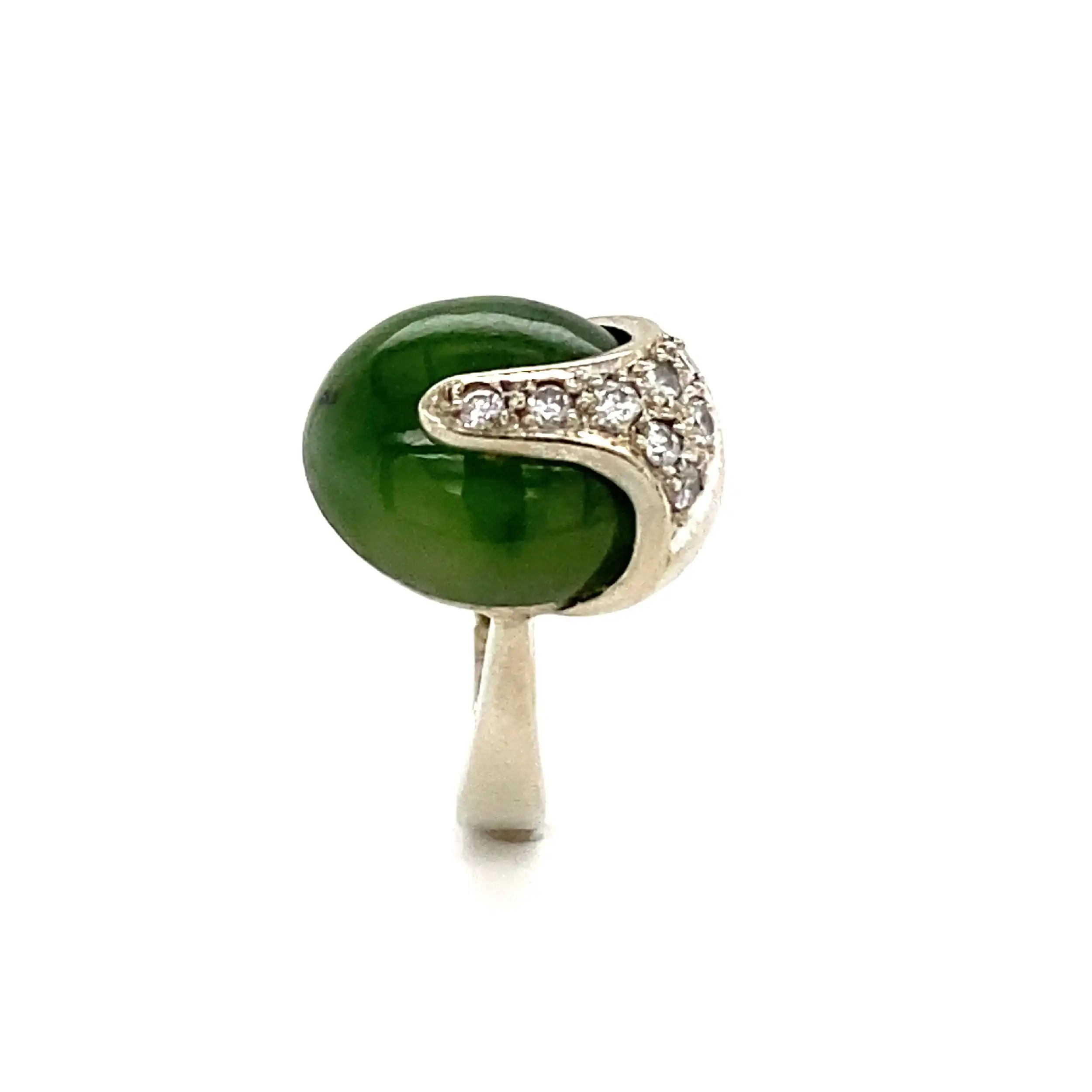 Ring Weißgold mit Nephrit Jade & Brillanten, graviert mit 0,20ct.