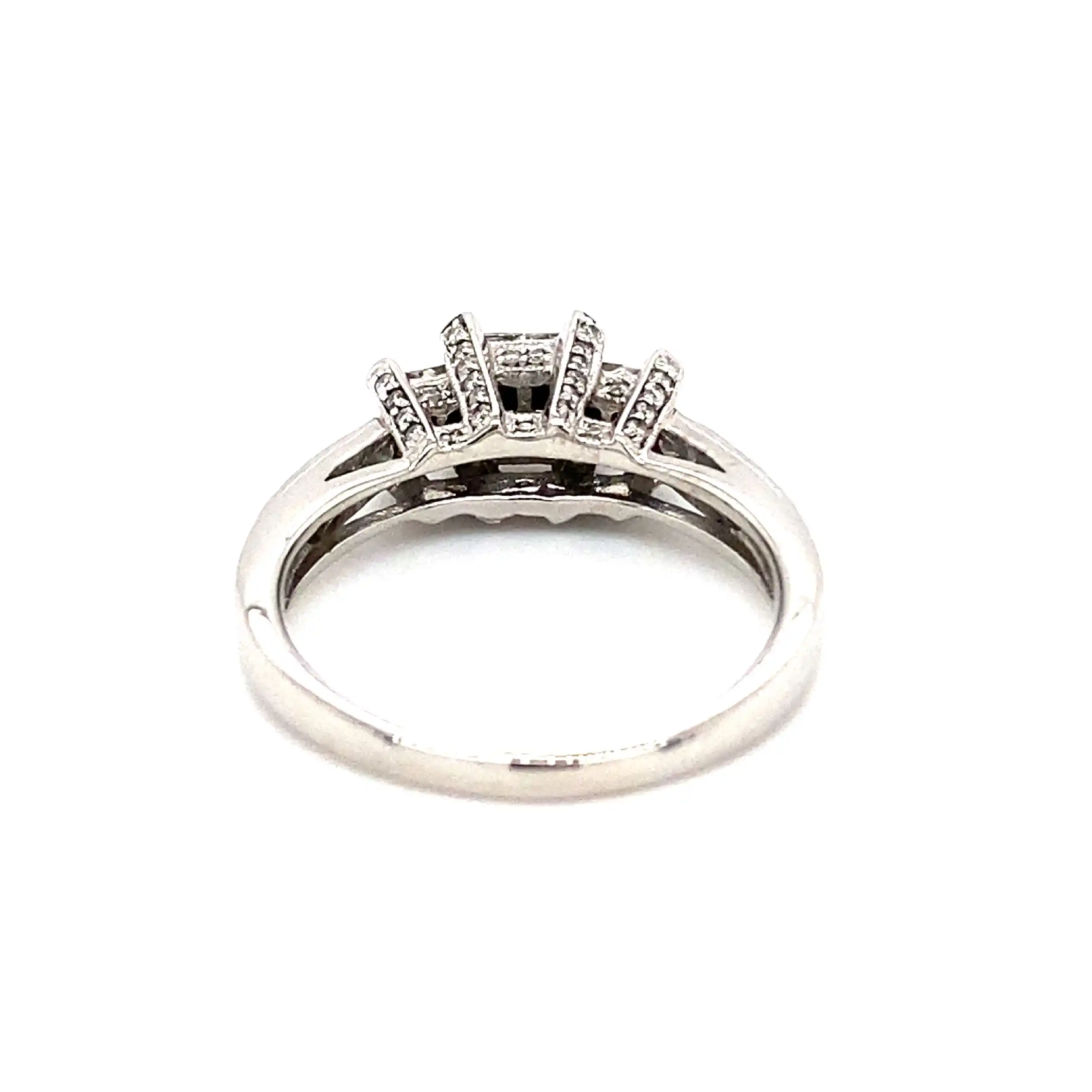 Ring Weißgold mit Carrée-Brillanten, graviert mit 0,95ct.