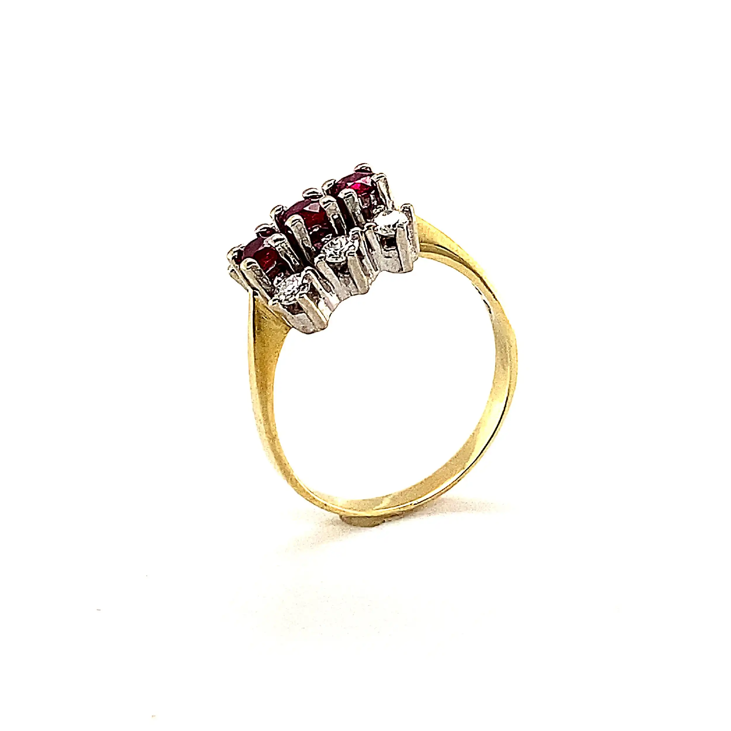Ring Bicolor mit roten Steinen und Brillanten