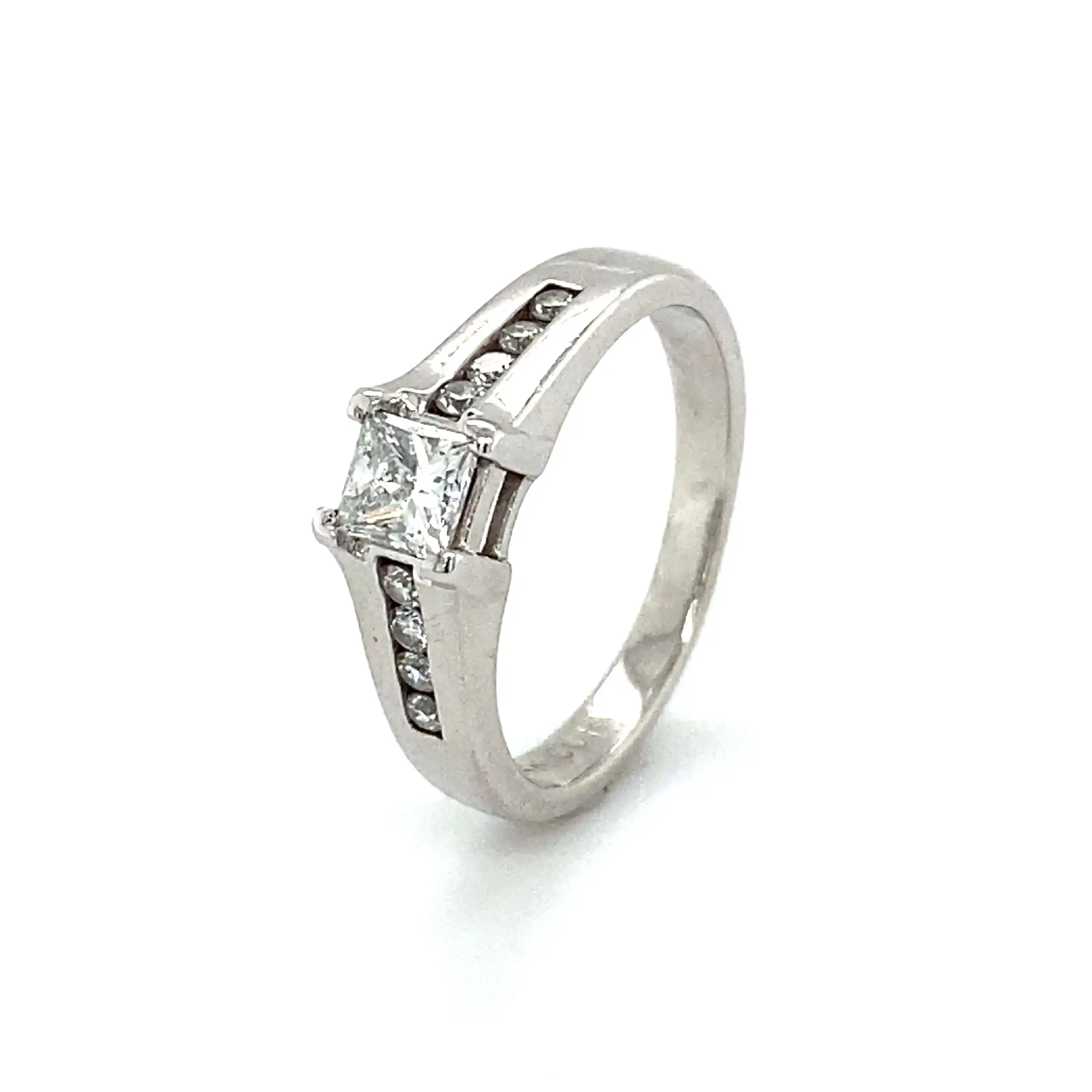 Ring Weißgold mit Brillanten und Diamant im Pincess-Cut Ring Weißgold mit Brillanten und Diamant im Pincess-Cut