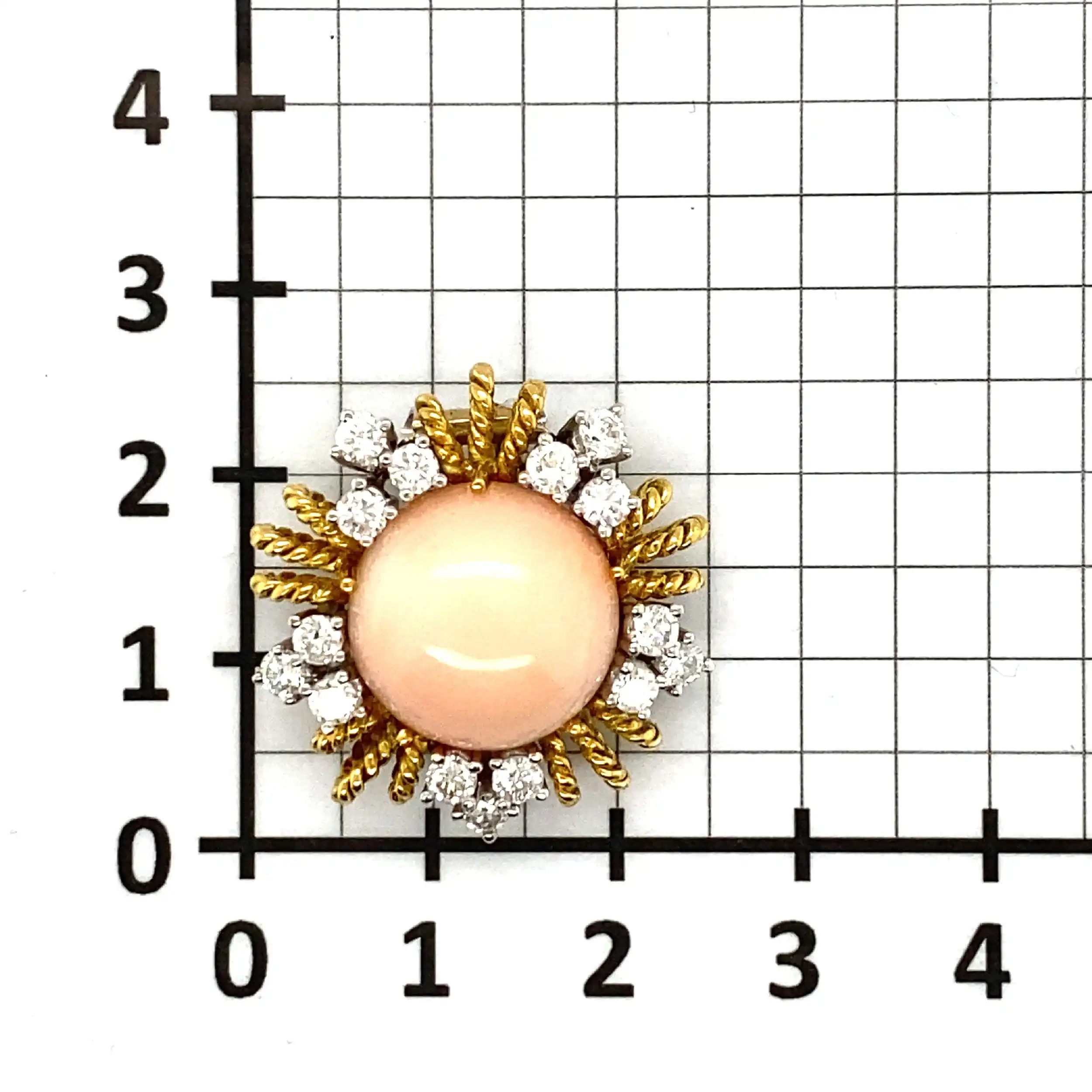 Paar Bicolor Ohrclips mit Koralle 25,5ct. und Brillanten, graviert mit 2,1ct. Paar Bicolor Ohrclips mit Koralle 25,5ct. und Brillanten, graviert mit 2,1ct.