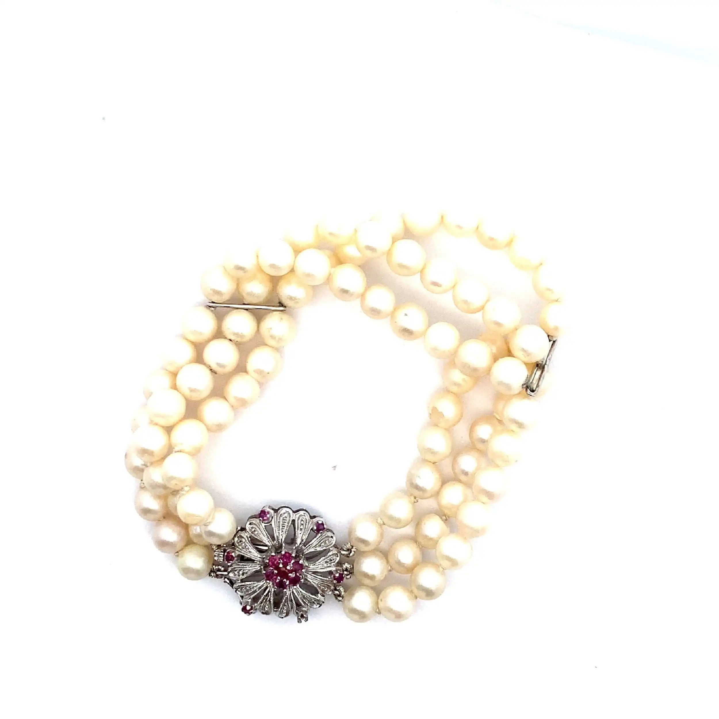 3-reihiges Perlenarmband mit Weißgoldschloß und Rubinen 3-reihiges Perlenarmband mit Weißgoldschloß und Rubinen