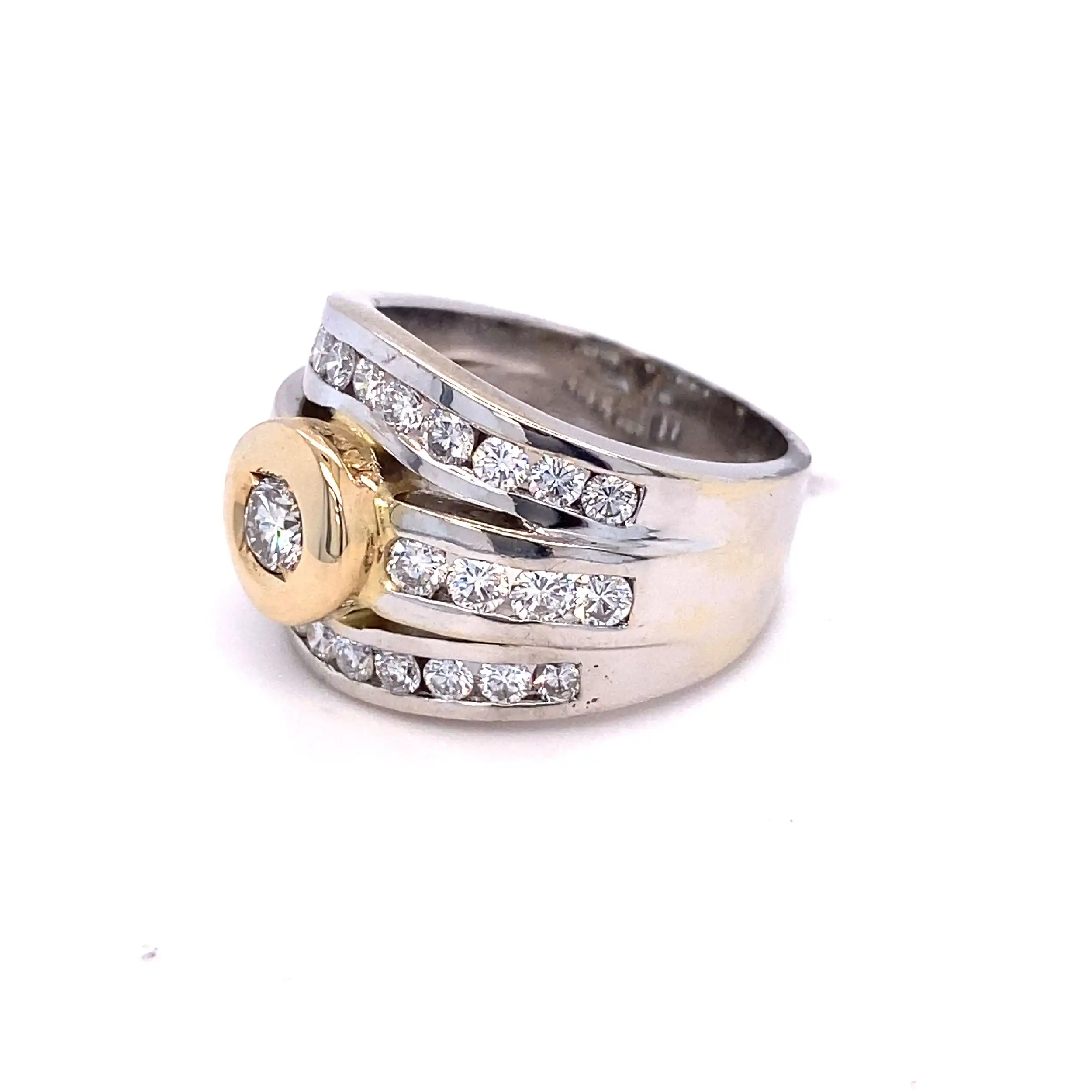 Ring Bicolor mit Solitär Brillant und Brillanten in Kanalfassung Ring Bicolor mit Solitär Brillant und Brillanten in Kanalfassung