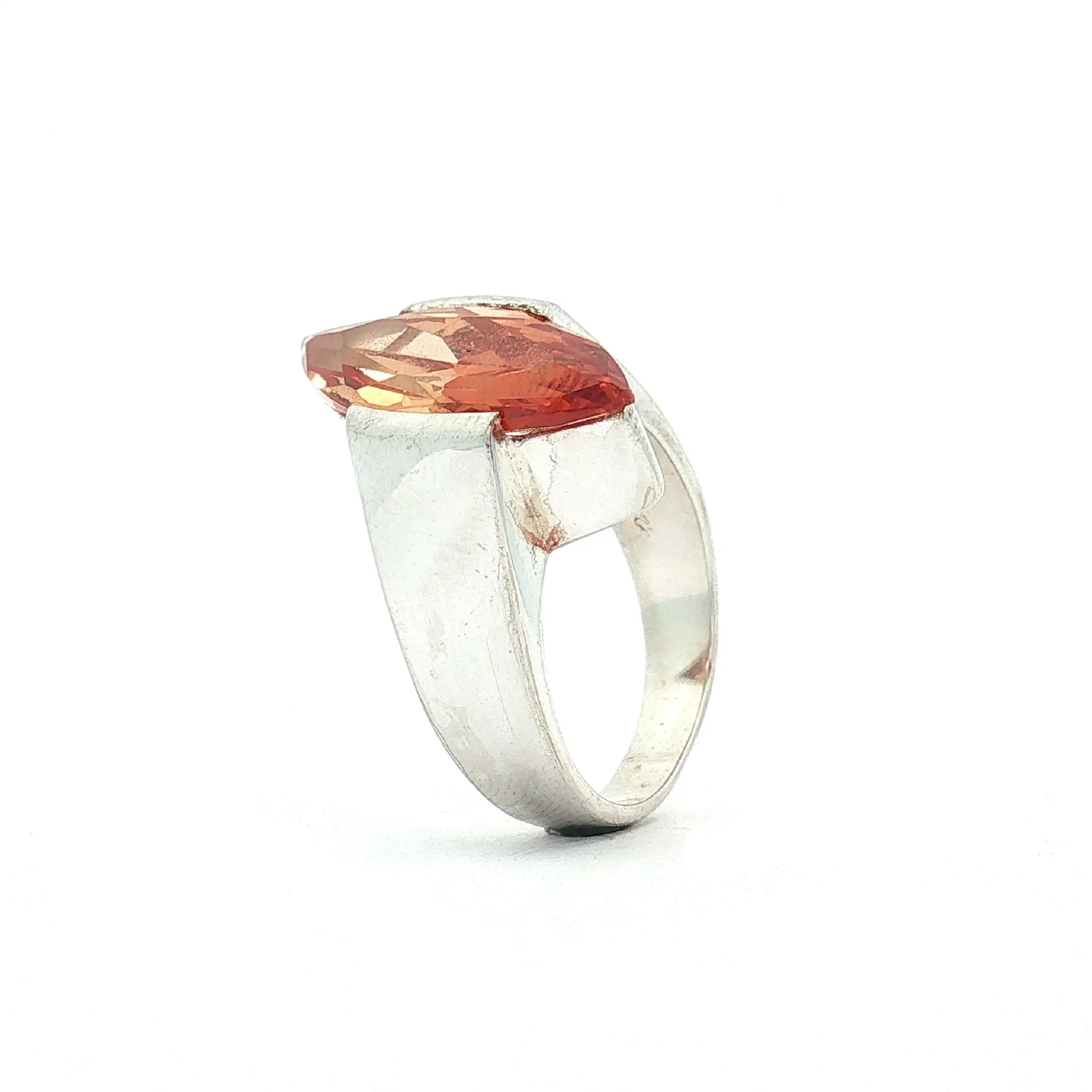 Ring mit orangem Stein