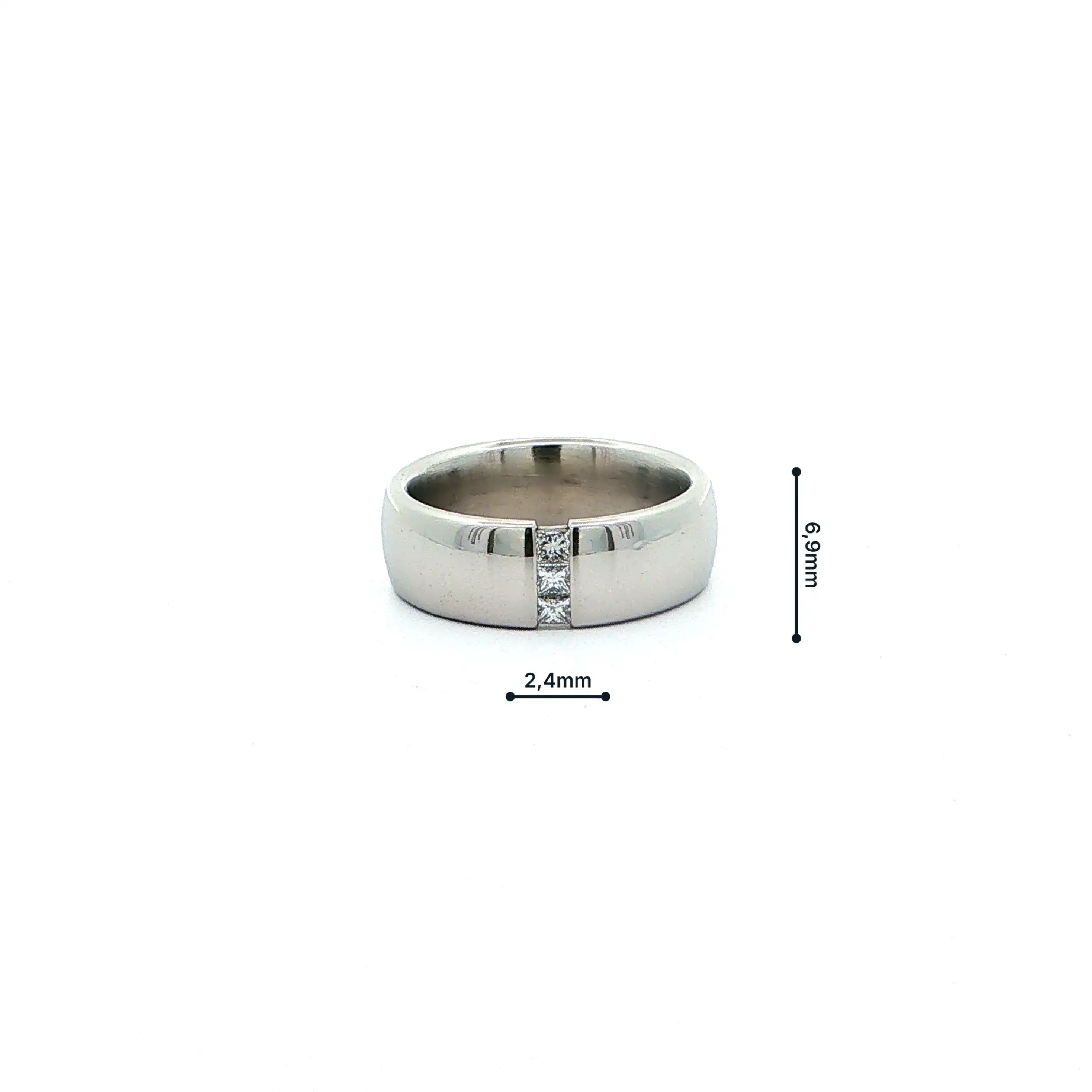 Ring Palladium mit Princess-Diamanten, graviert mit 0,18ct. Ring Palladium mit Princess-Diamanten, graviert mit 0,18ct.