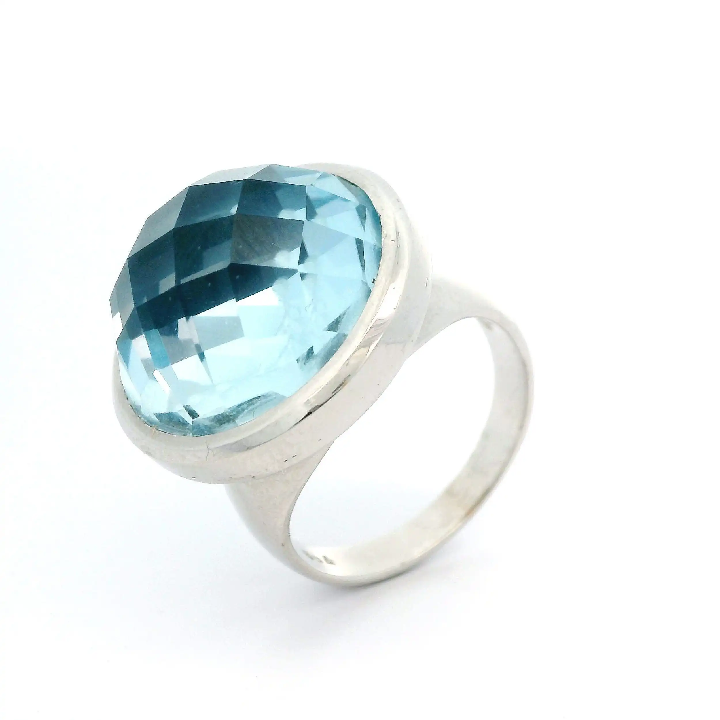 Ring Weißgold mit hellblauem Farbstein Ring Weißgold mit hellblauem Farbstein
