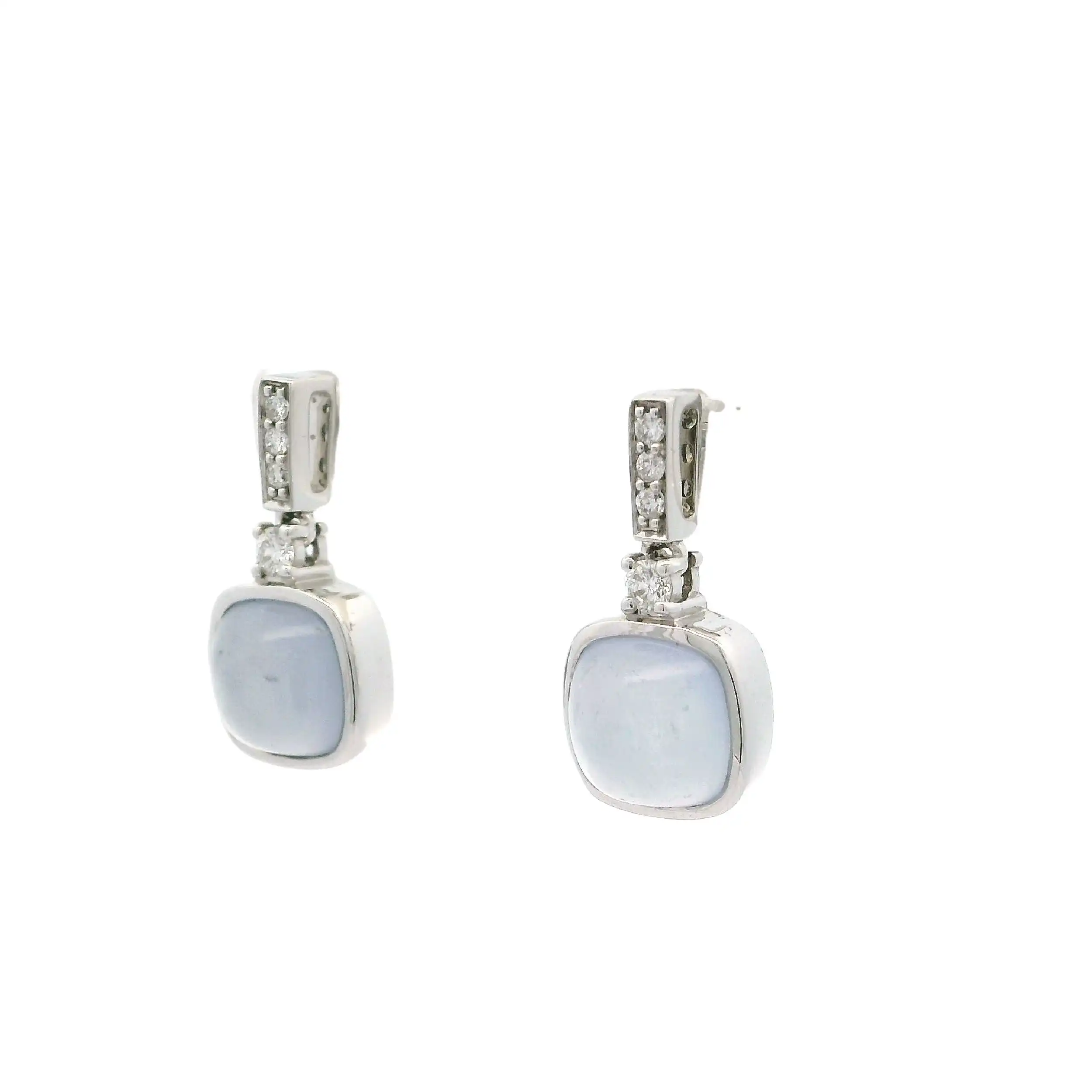 Ohrstecker Weißgold mit Chalcedon Cabochon & Brillanten, graviert mit je 0,06ct. Ohrstecker Weißgold mit Chalcedon Cabochon & Brillanten, graviert mit je 0,06ct.