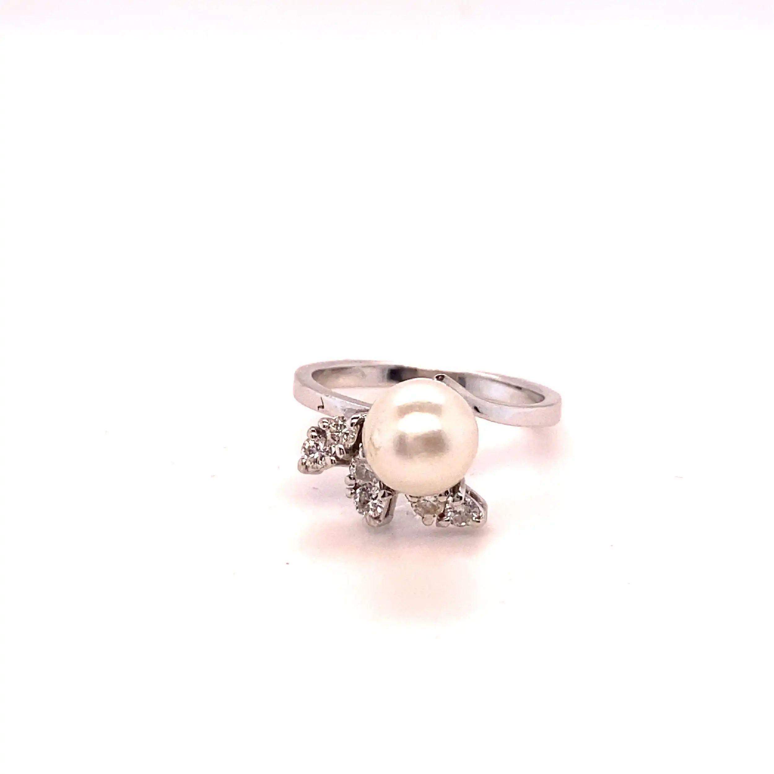 Ring Weißgold mit Perle und Brillanten Ring Weißgold mit Perle und Brillanten