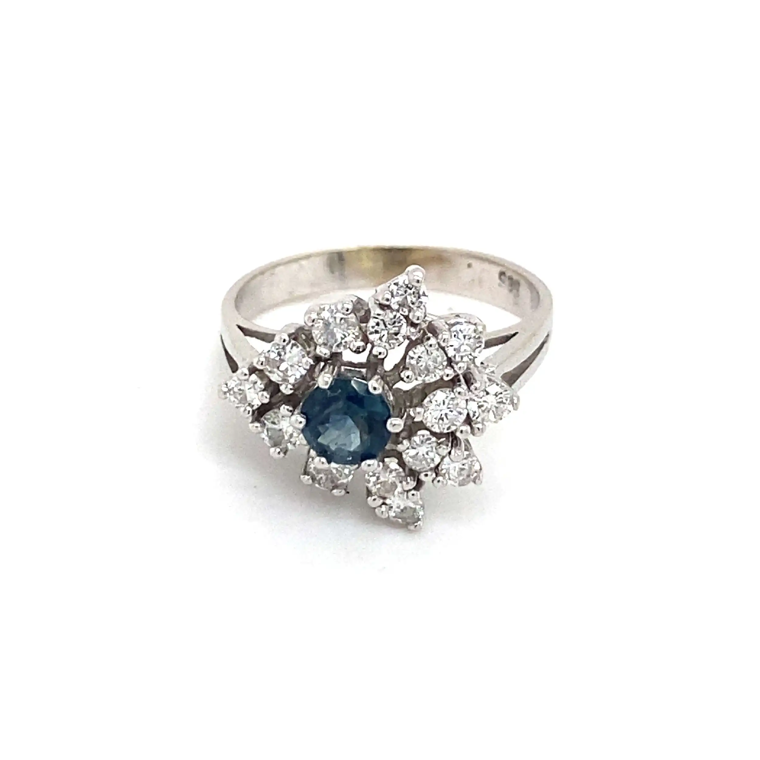 Ring Weißgold mit Saphir und Brillanten, graviert mit 0,64ct Ring Weißgold mit Saphir und Brillanten, graviert mit 0,64ct