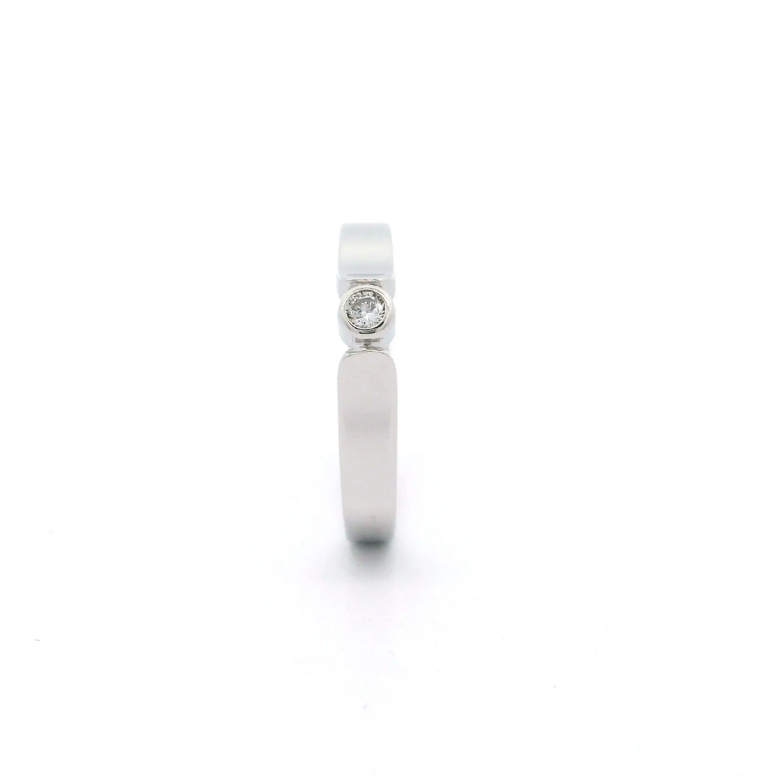 Ring Weißgold mit Brillant, graviert mit 0,05ct. Ring Weißgold mit Brillant, graviert mit 0,05ct.