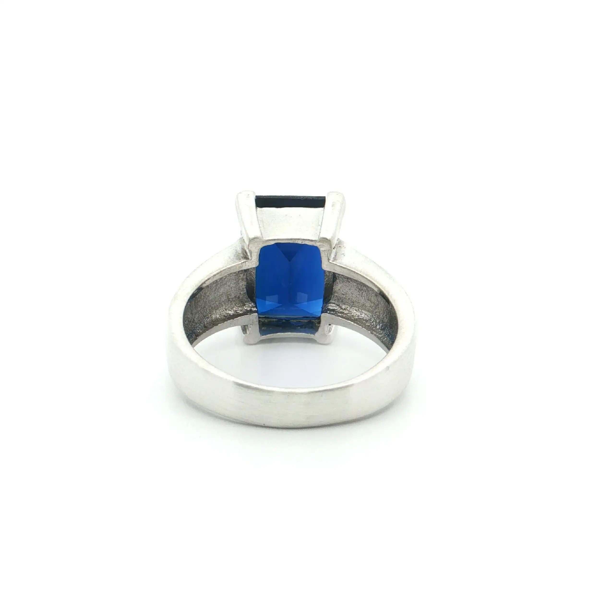 Ring Silber mattiert mit synthetischem Spinell Ring Silber mattiert mit synthetischem Spinell