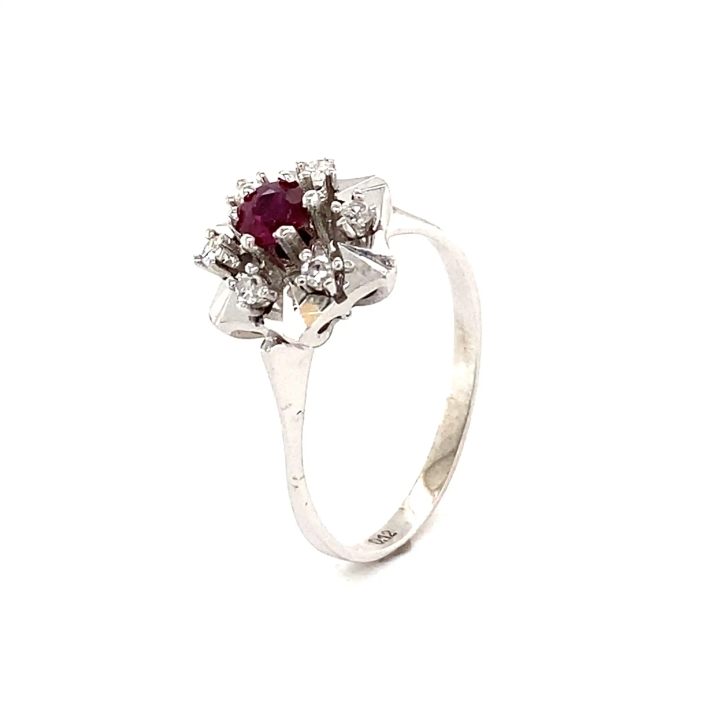 Ring Weißgold mit Rubin & Diamanten, graviert mit 0,12ct. Ring Weißgold mit Rubin & Diamanten, graviert mit 0,12ct.