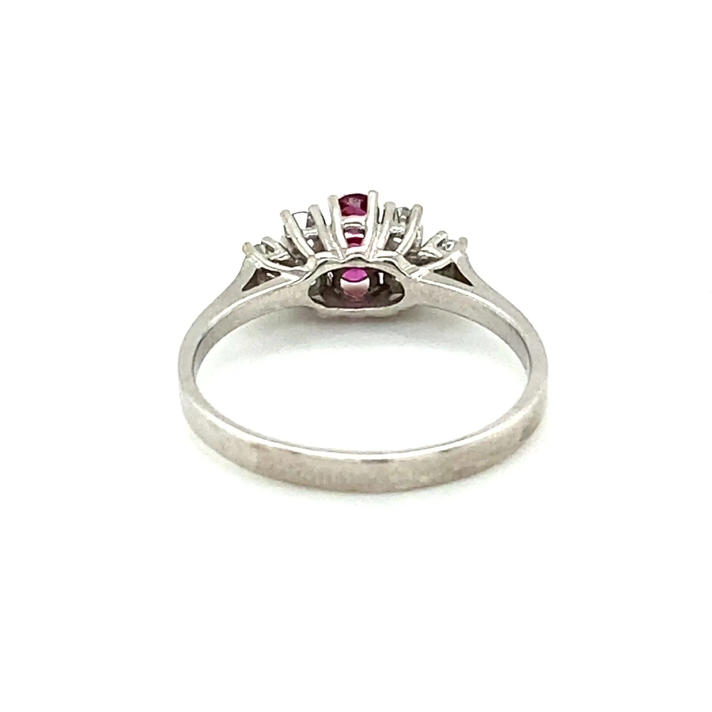 Ring Weißgold mit Rubinen und Diamanten, graviert mit 0,18ct Ring Weißgold mit Rubinen und Diamanten, graviert mit 0,18ct