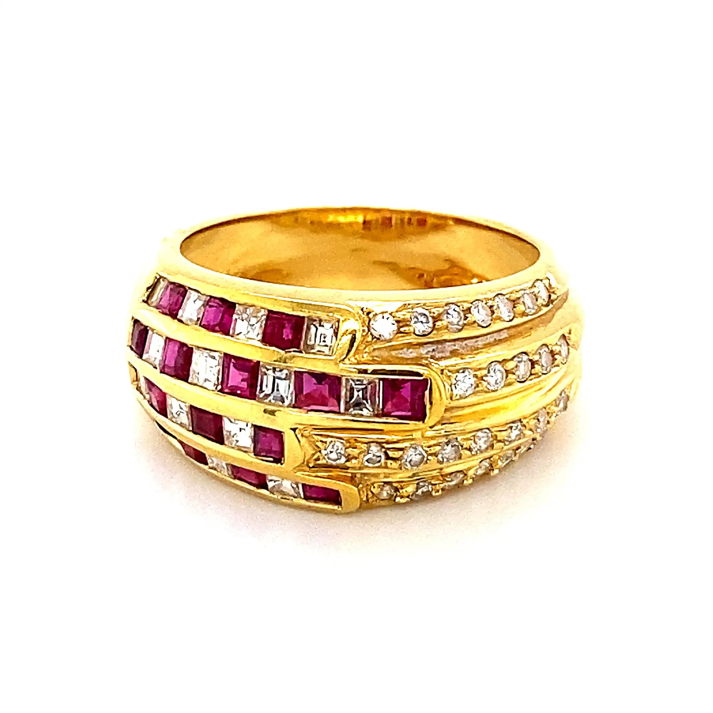 Ring Gelbgold mit Rubinen und Brillanten in Baguetteschliff Ring Gelbgold mit Rubinen und Brillanten in Baguetteschliff