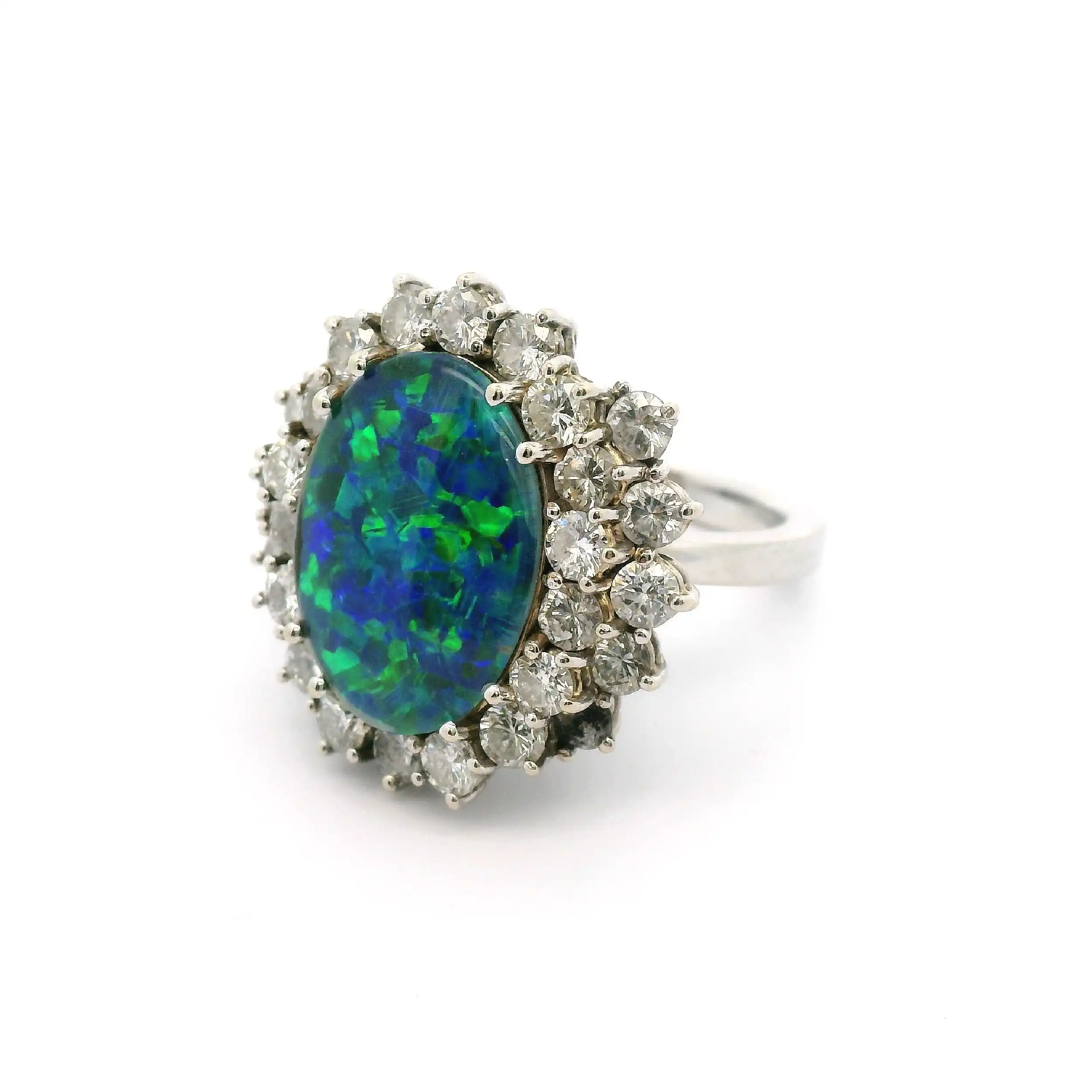 Ring Weißgold mit Opal Doublette und 28 Brillanten Ring Weißgold mit Opal Doublette und 28 Brillanten