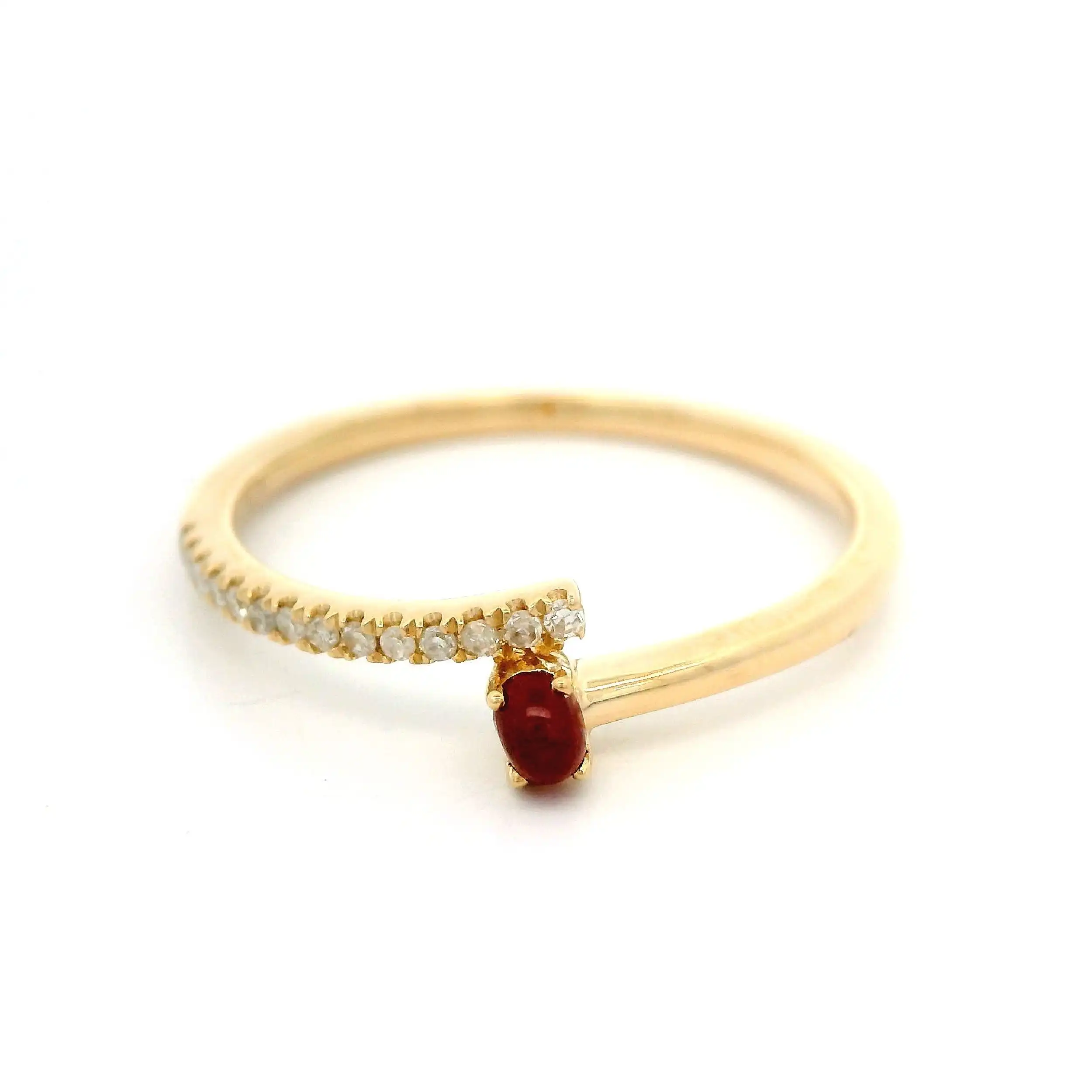 Ring Gelbgold mit Diamanten und Rubin Cabochon