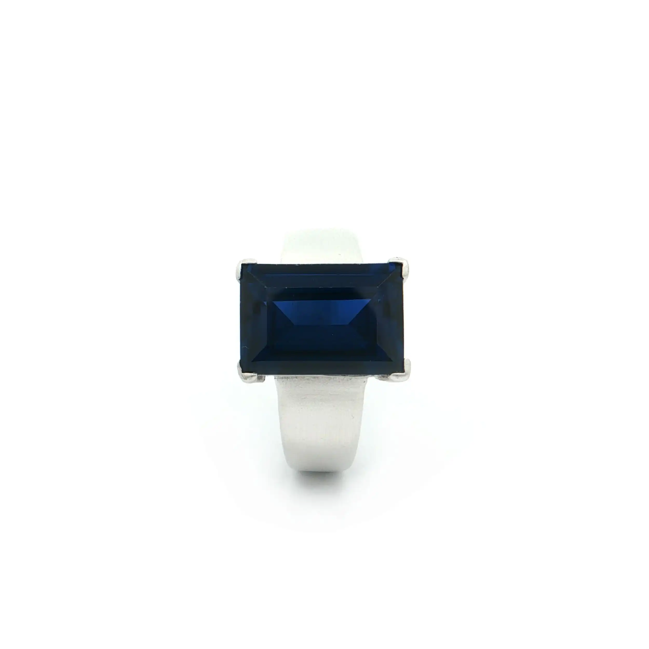 Ring Silber mattiert mit synthetischem Spinell Ring Silber mattiert mit synthetischem Spinell