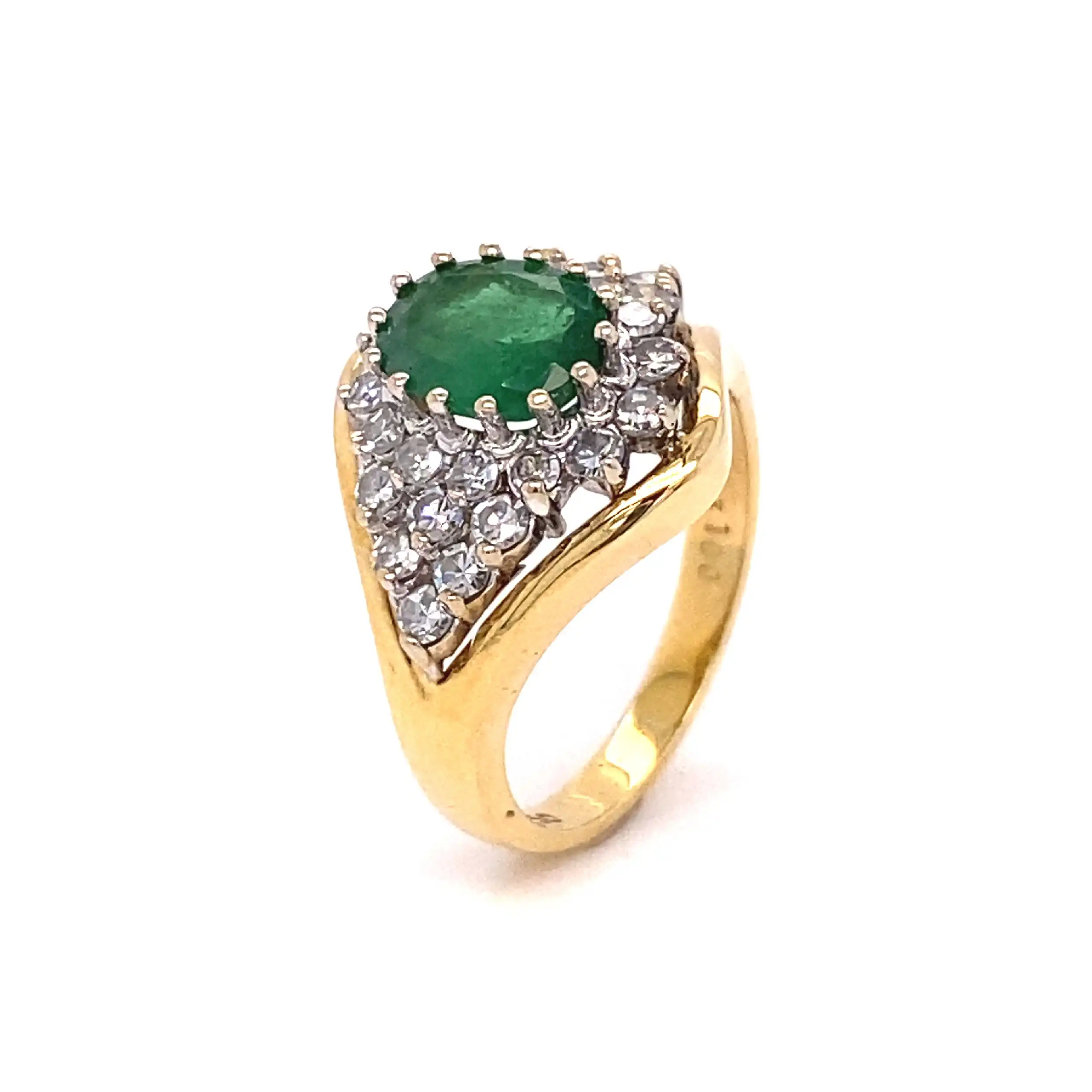 Ring Gelbgold mit 26 Diamanten, graviert mit 0,63ct. und Smaragd, graviert mit 1,00ct. Ring Gelbgold mit 26 Diamanten, graviert mit 0,63ct. und Smaragd, graviert mit 1,00ct.