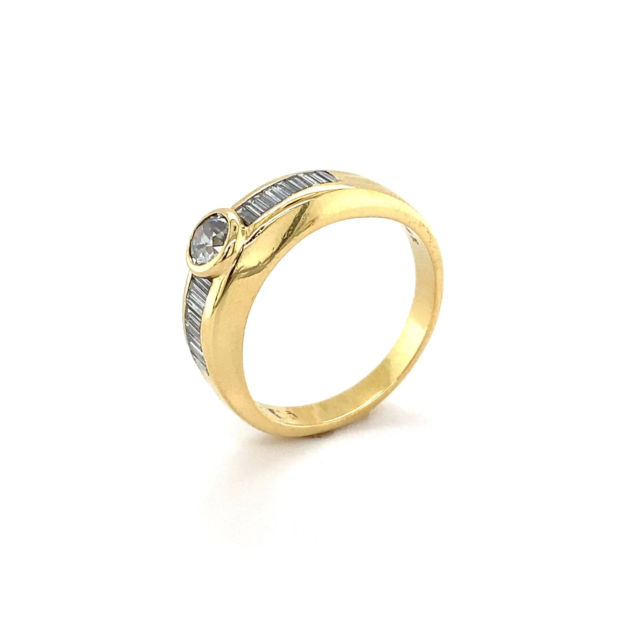 Ring Bicolor mit Brillant und Diamanten um Trapez-Schliff Ring Bicolor mit Brillant und Diamanten um Trapez-Schliff