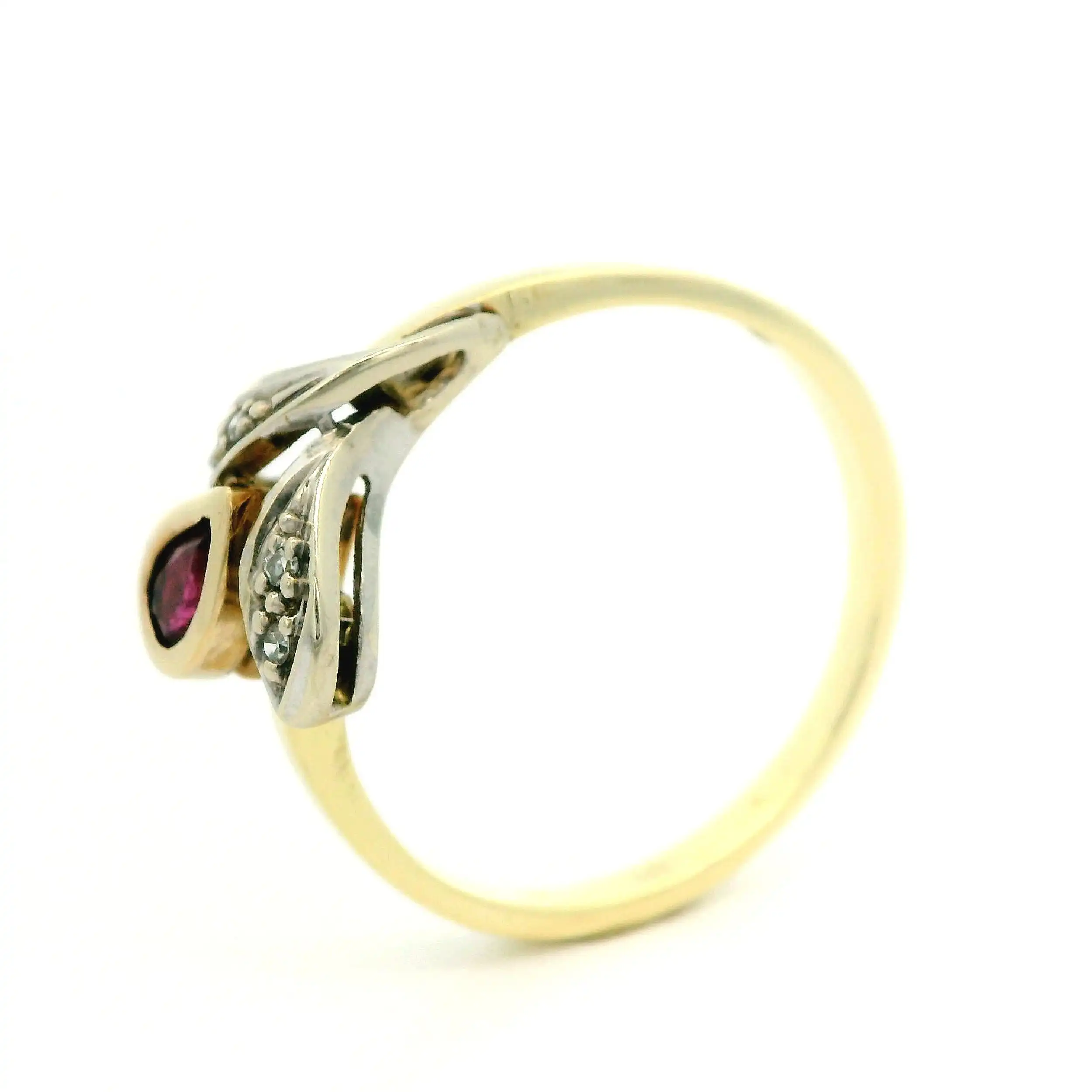 Ring Bicolor mit Rubin Tropfen und Diamanten, graviert 0,03ct. Ring Bicolor mit Rubin Tropfen und Diamanten, graviert 0,03ct.