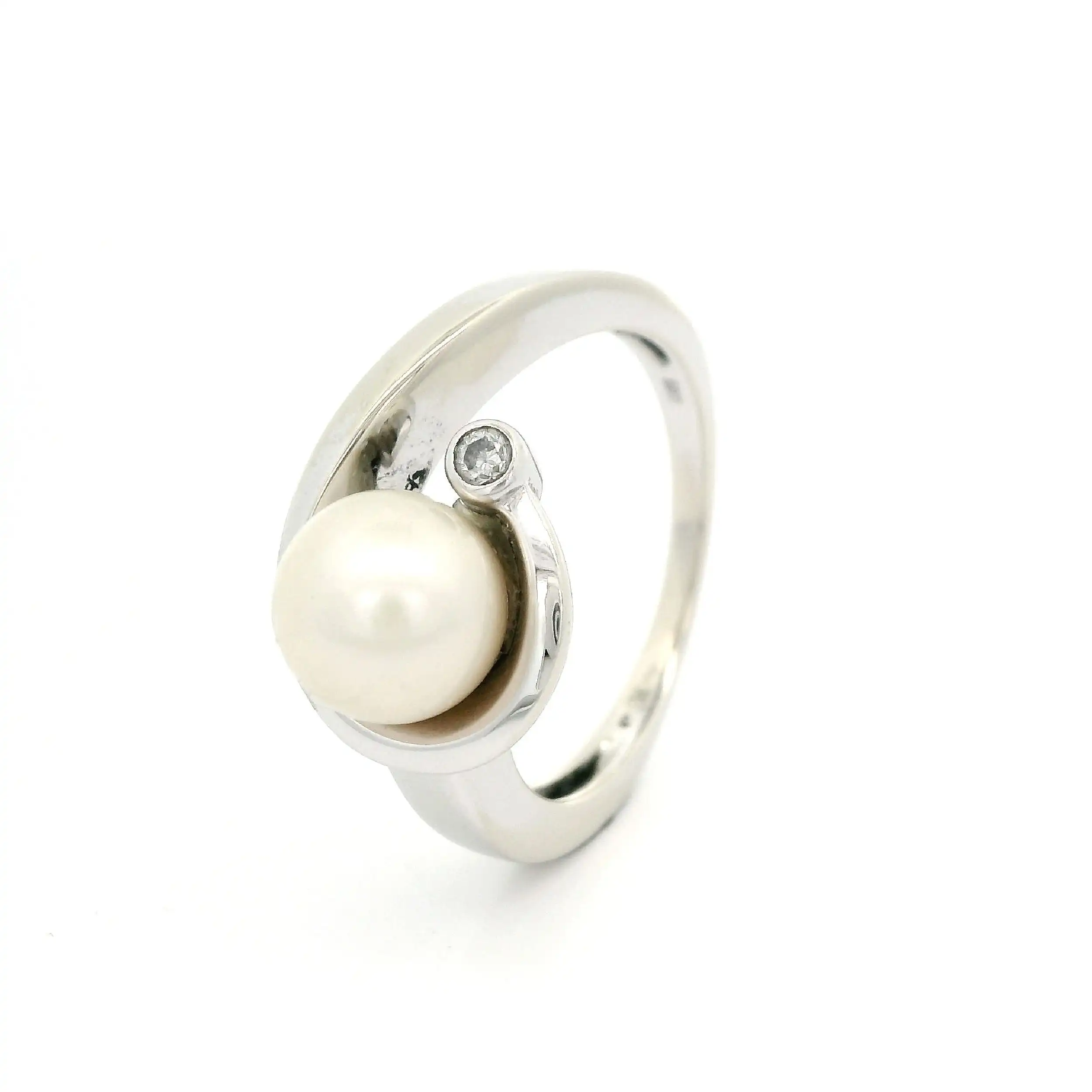 Ring Weißgold mit Brillant und Akoyaperle