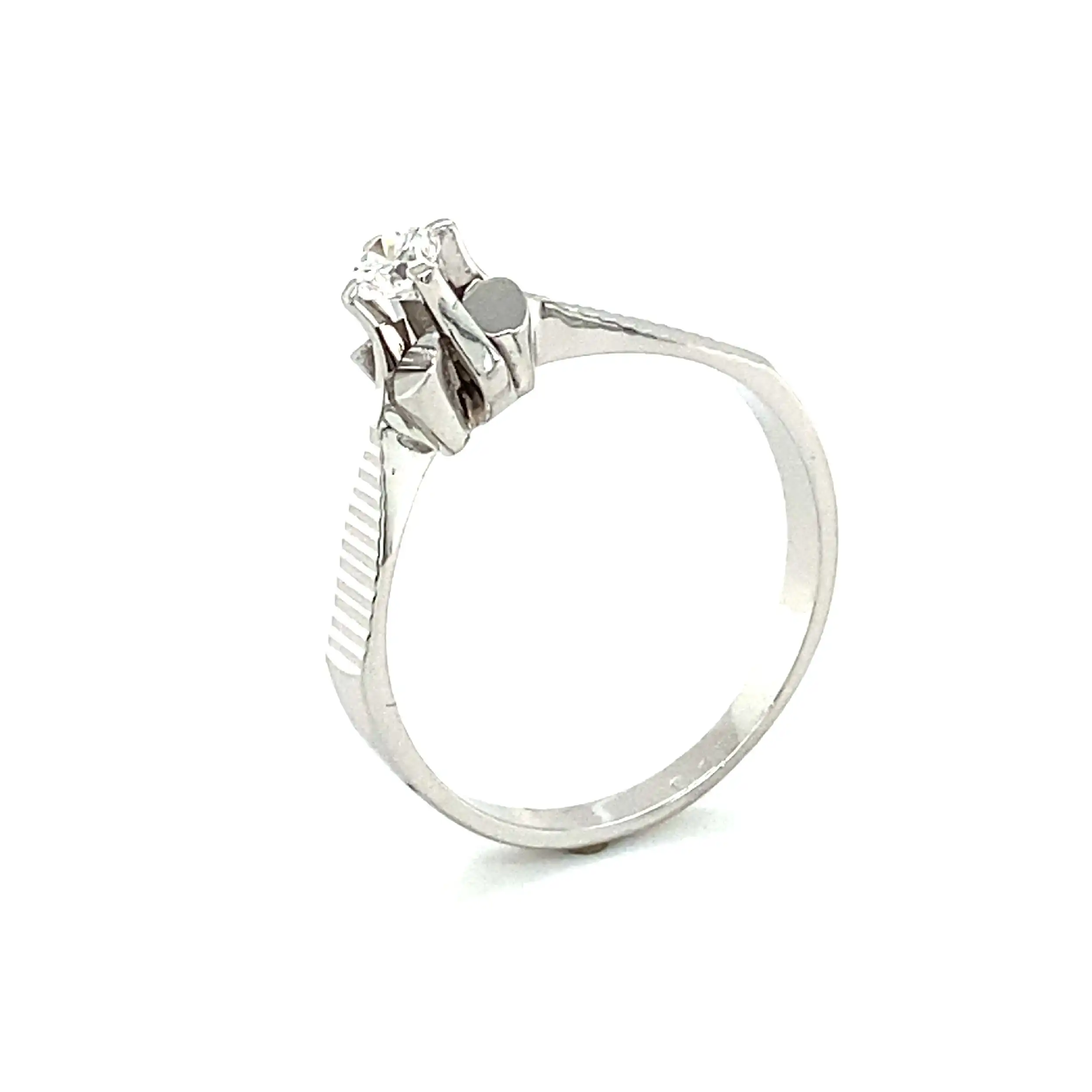 Ring Weißgold mit Brillant, graviert mit 0,15ct. Ring Weißgold mit Brillant, graviert mit 0,15ct.