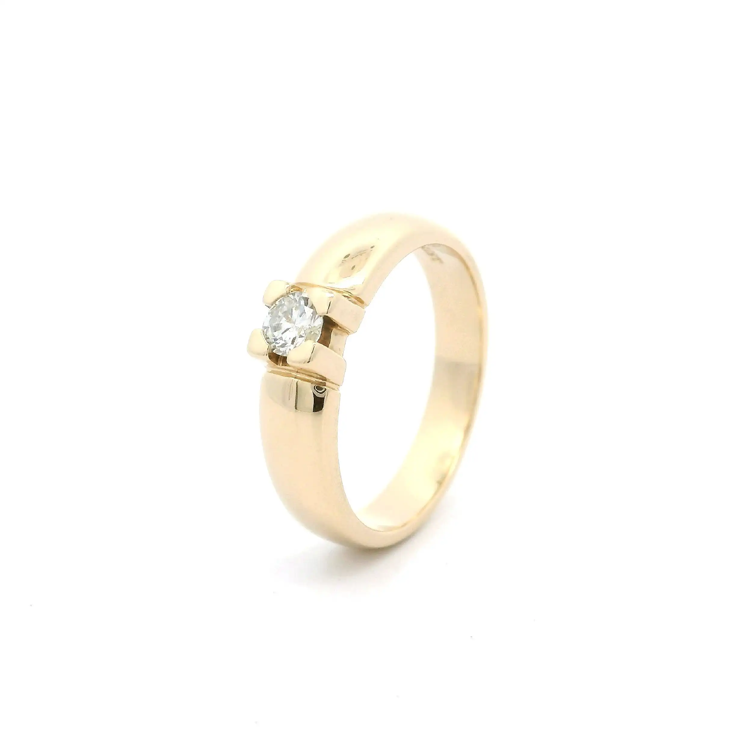 Ring Gelbgold Christ mit Brillant, graviert mit 0,20ct. Ring Gelbgold Christ mit Brillant, graviert mit 0,20ct.